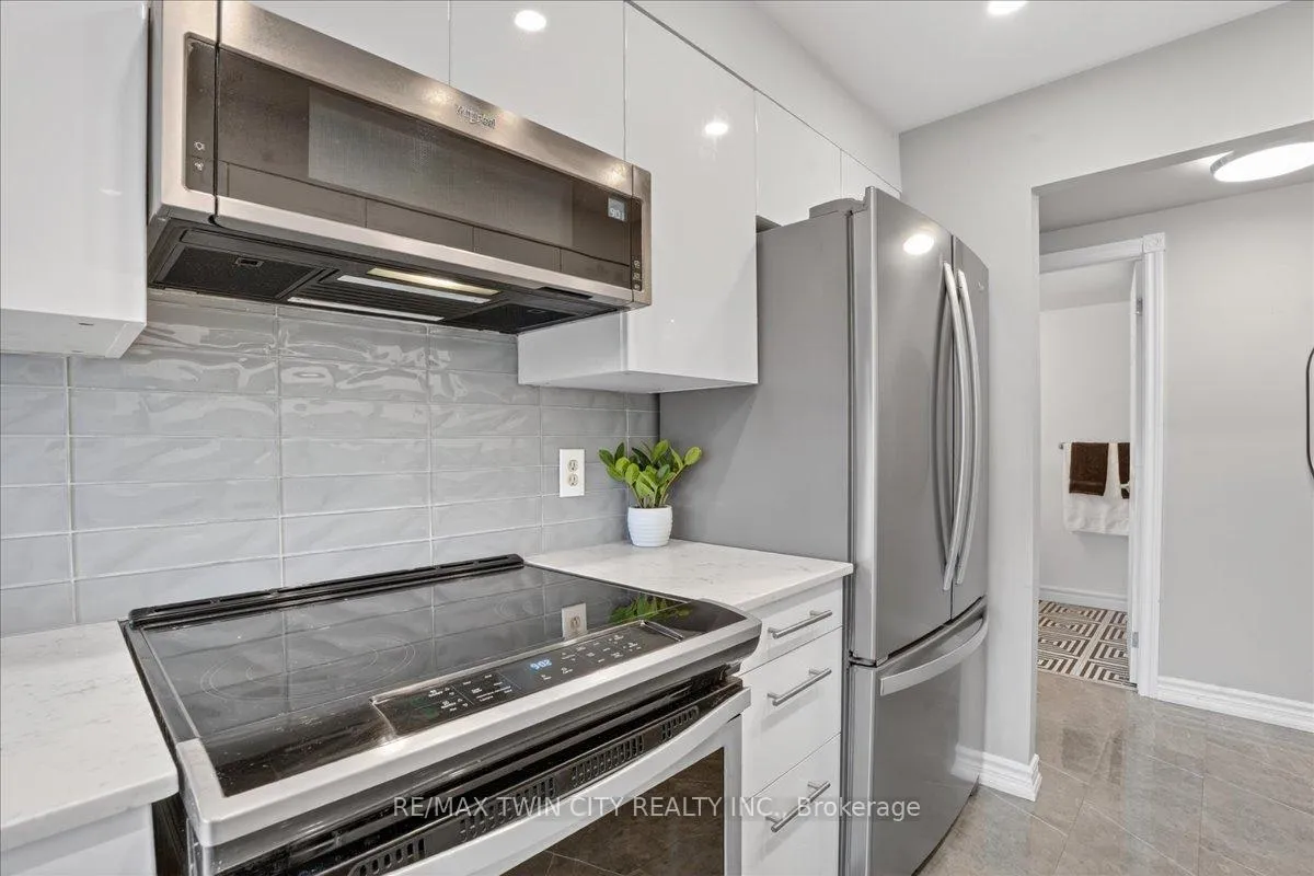 Photo 14 of Unit 604, 237 King Street W, Cambridge — HOMEH