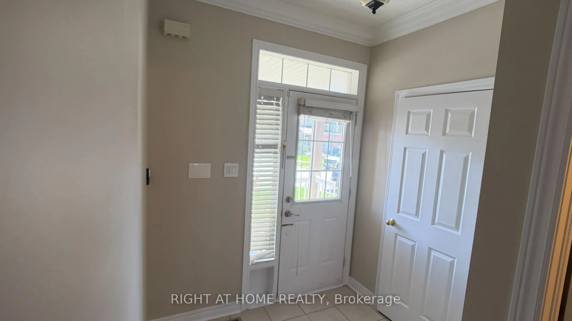 Photo 3 of 476 Mahogany Court, Pickering, Rouge Park — HOMEH