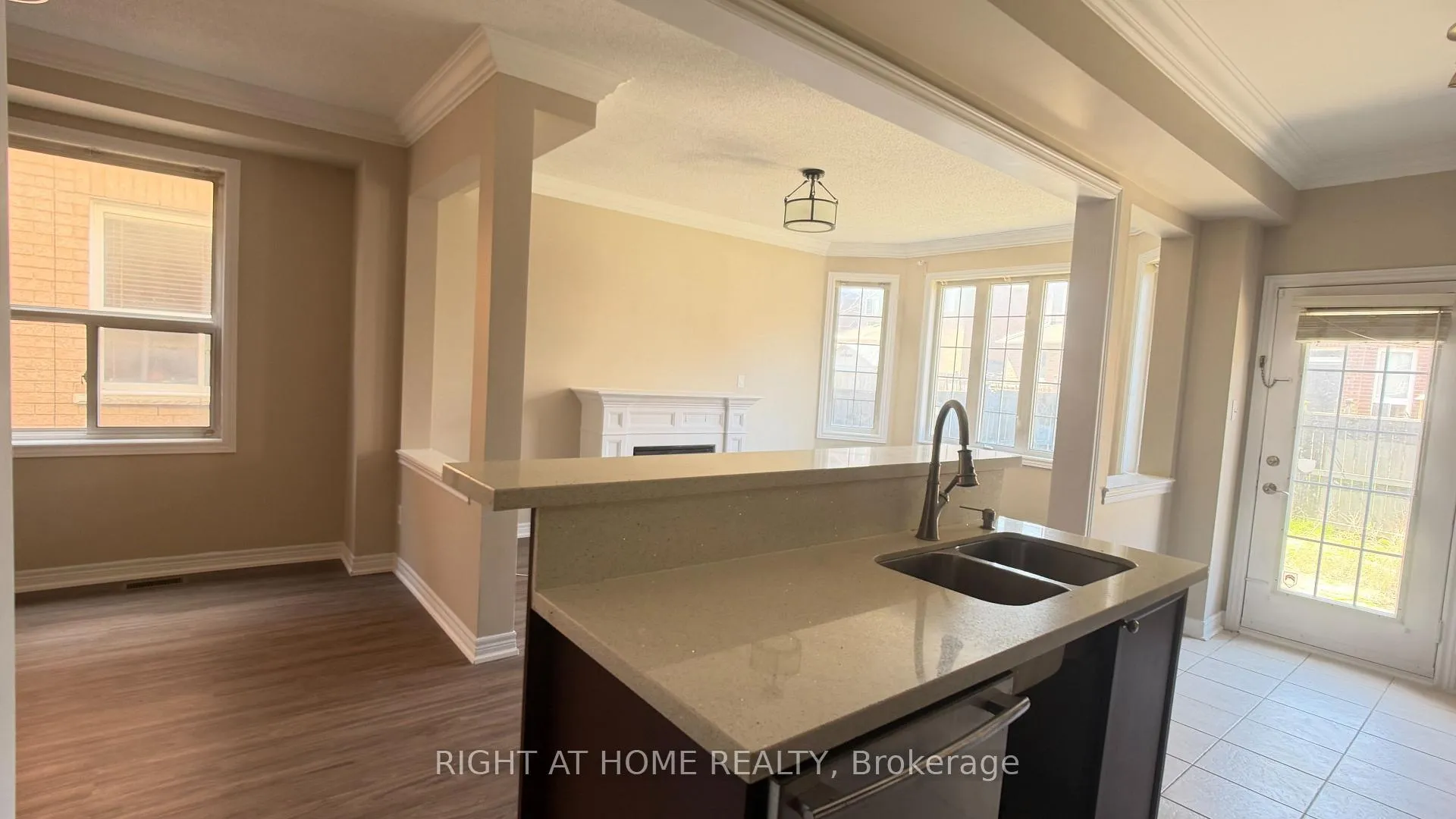Photo 8 of 476 Mahogany Court, Pickering, Rouge Park — HOMEH