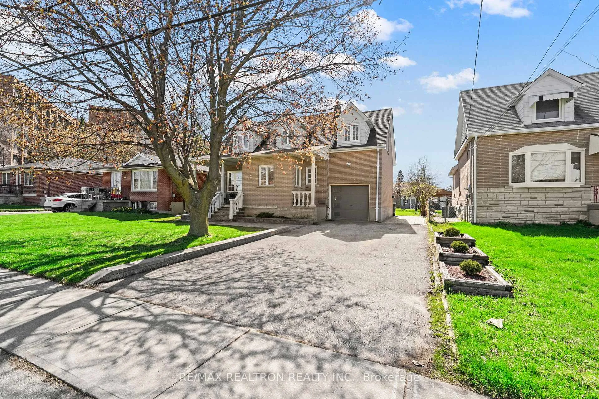 Photo 2 of 12 Gooderham Drive, Scarborough, Wexford-Maryvale — HOMEH