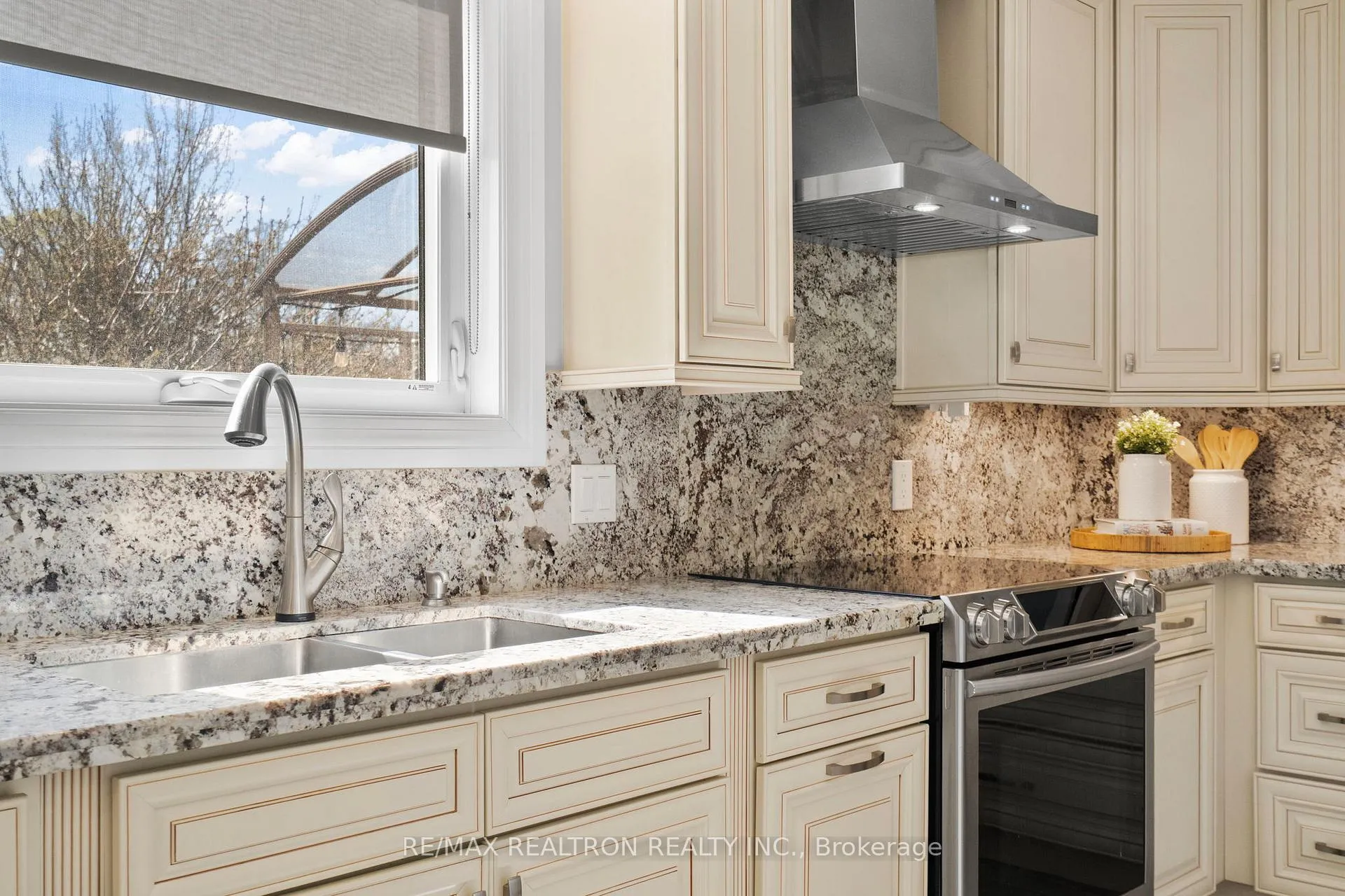 Photo 14 of 12 Gooderham Drive, Scarborough, Wexford-Maryvale — HOMEH