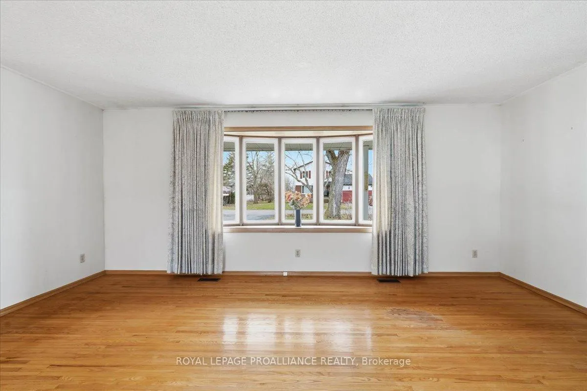 Photo 9 of 8 Fenwood Crescent, Prince Edward County, Ameliasburgh — HOMEH