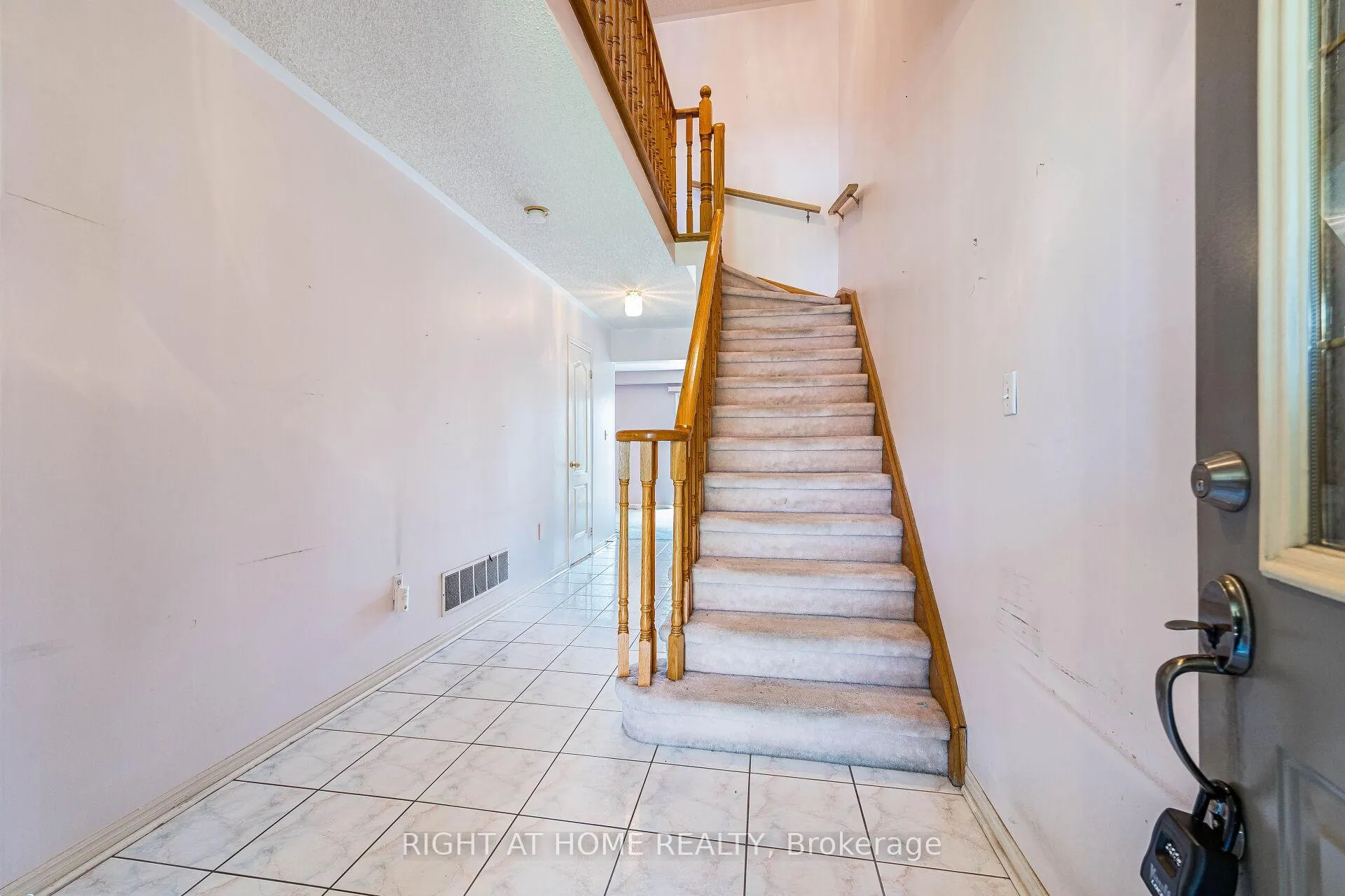 Photo 5 of 9 Woodstream Avenue, Brampton, Sandringham-Wellington — HOMEH