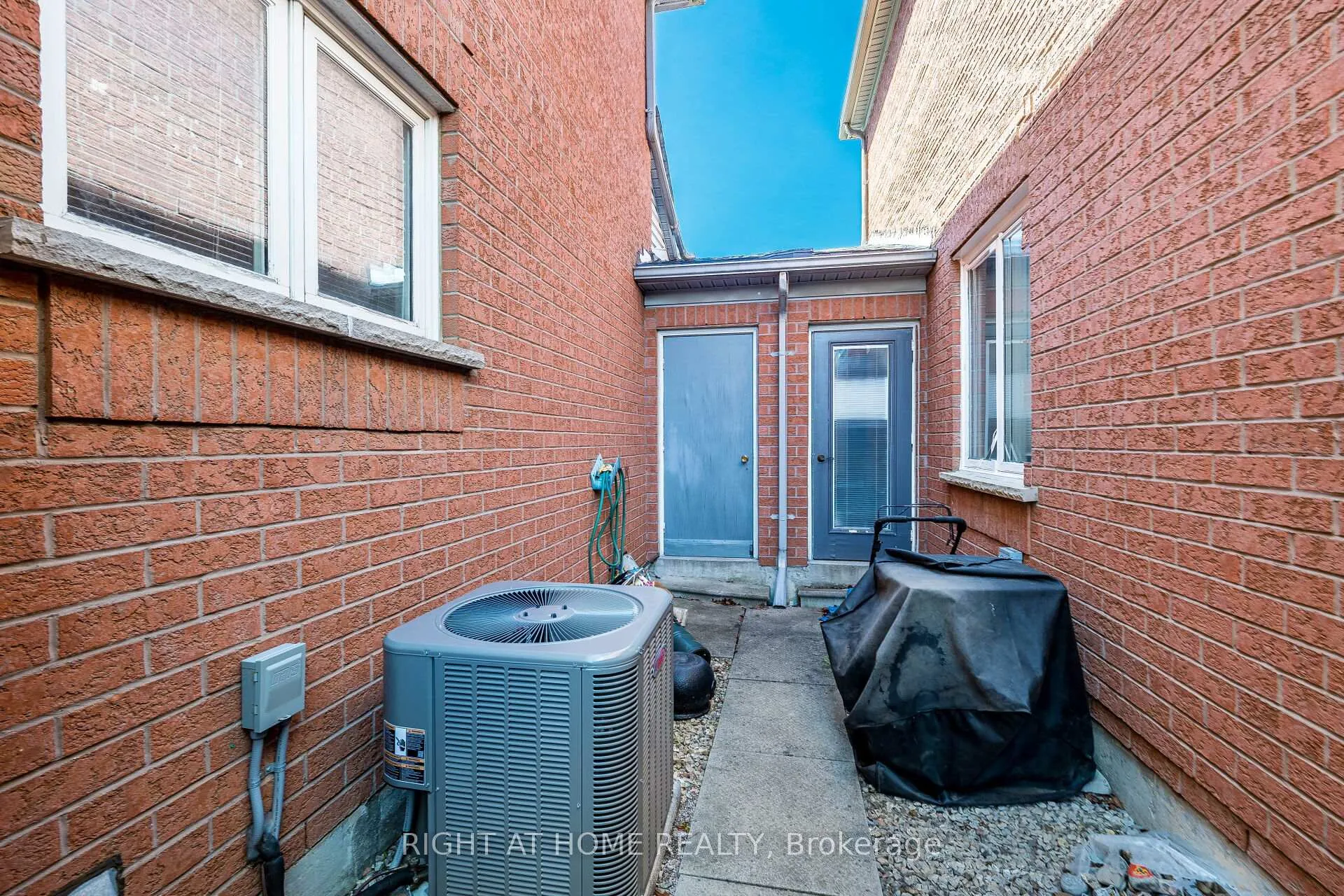 Photo 32 of 9 Woodstream Avenue, Brampton, Sandringham-Wellington — HOMEH