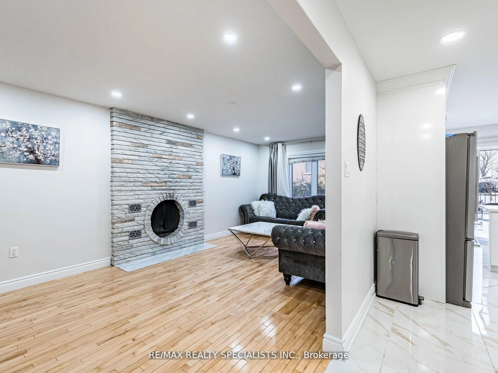 Photo 8 of 2 Robespierre Court, Hamilton, Crerar — HOMEH