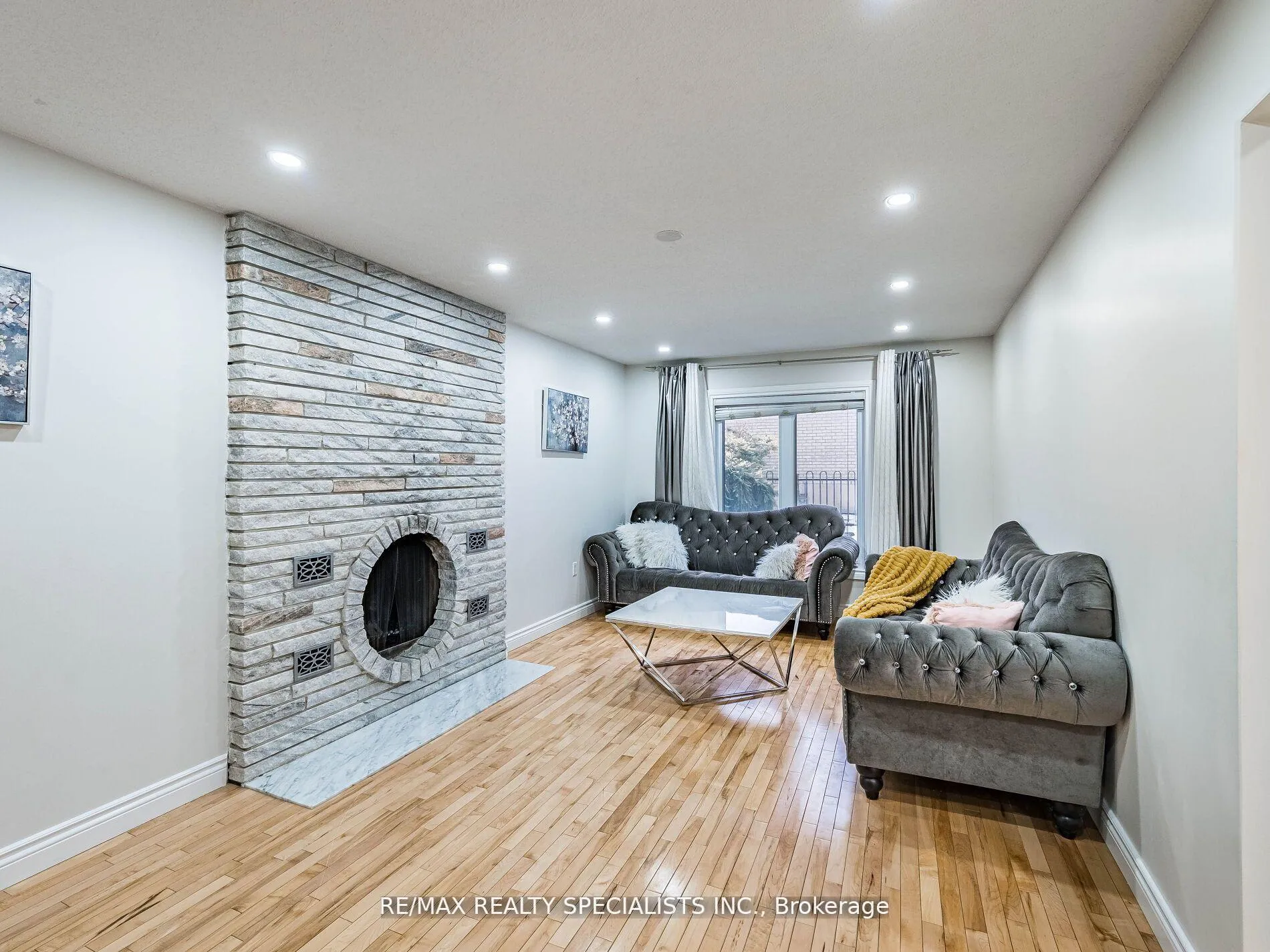 Photo 9 of 2 Robespierre Court, Hamilton, Crerar — HOMEH