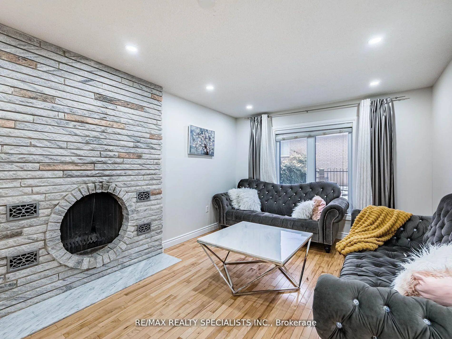 Photo 11 of 2 Robespierre Court, Hamilton, Crerar — HOMEH