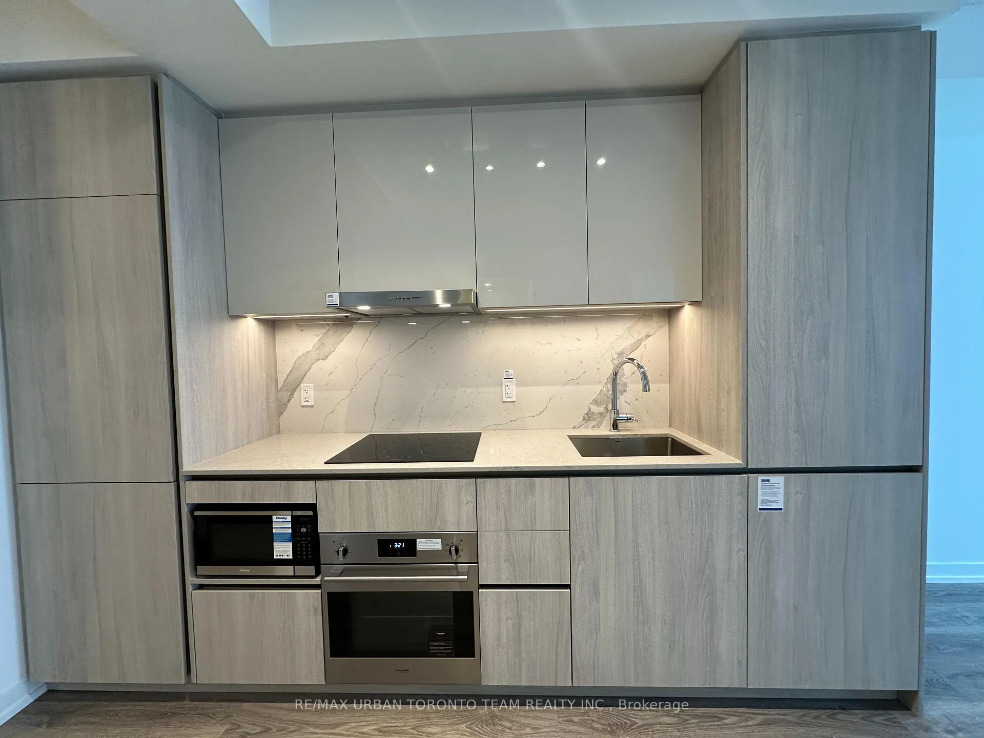 Photo 4 of Unit 3811, 8 Interchange Way, Vaughan, Vaughan Corporate Centre — HOMEH