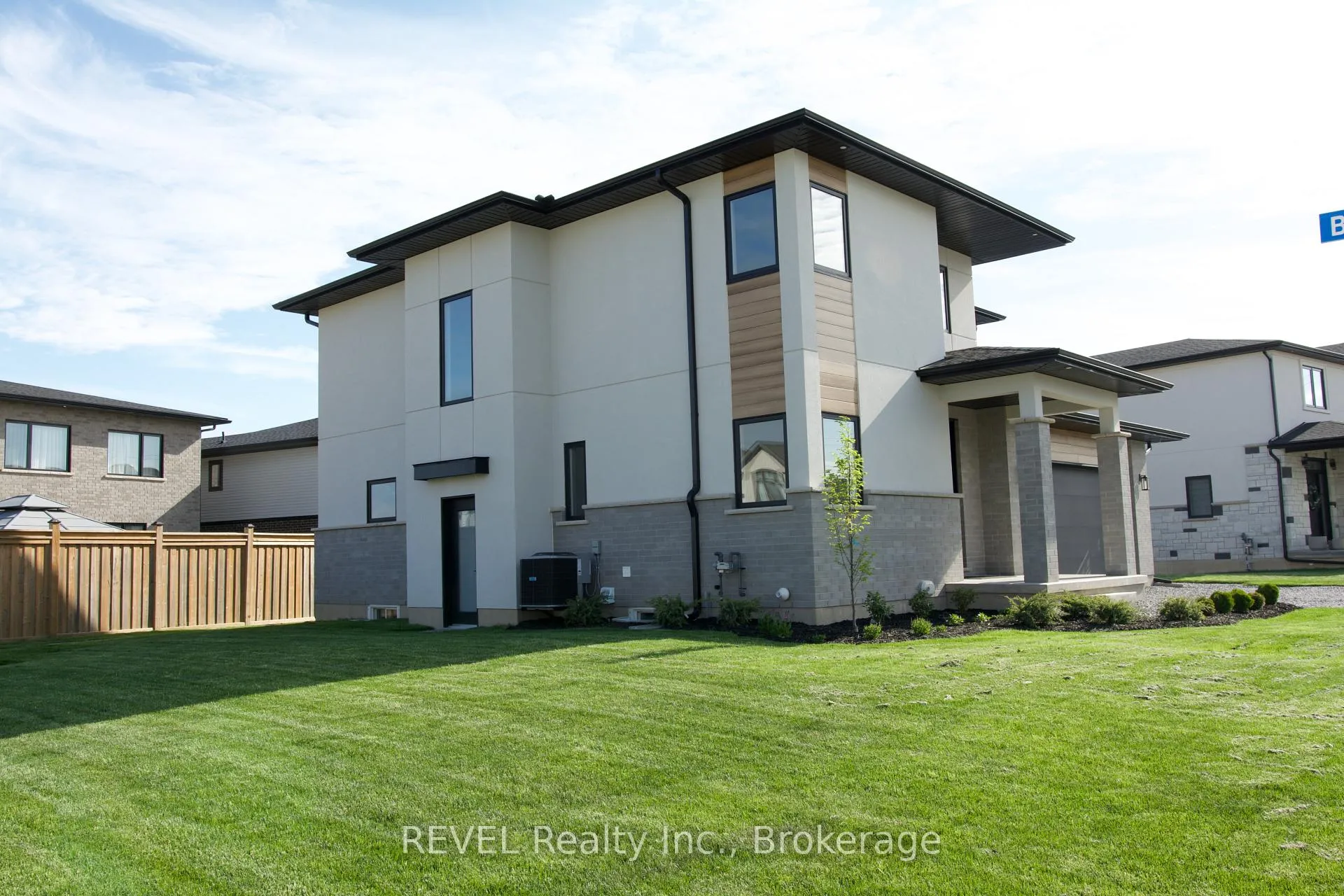 Photo 2 of 1 Elvira Way, Thorold, Rolling Meadows — HOMEH