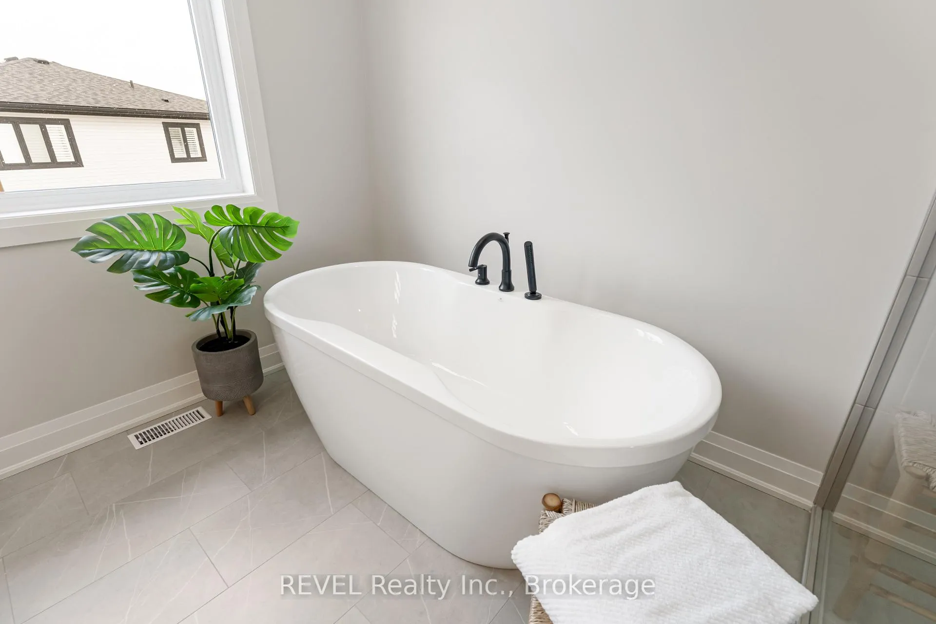 Photo 26 of 1 Elvira Way, Thorold, Rolling Meadows — HOMEH