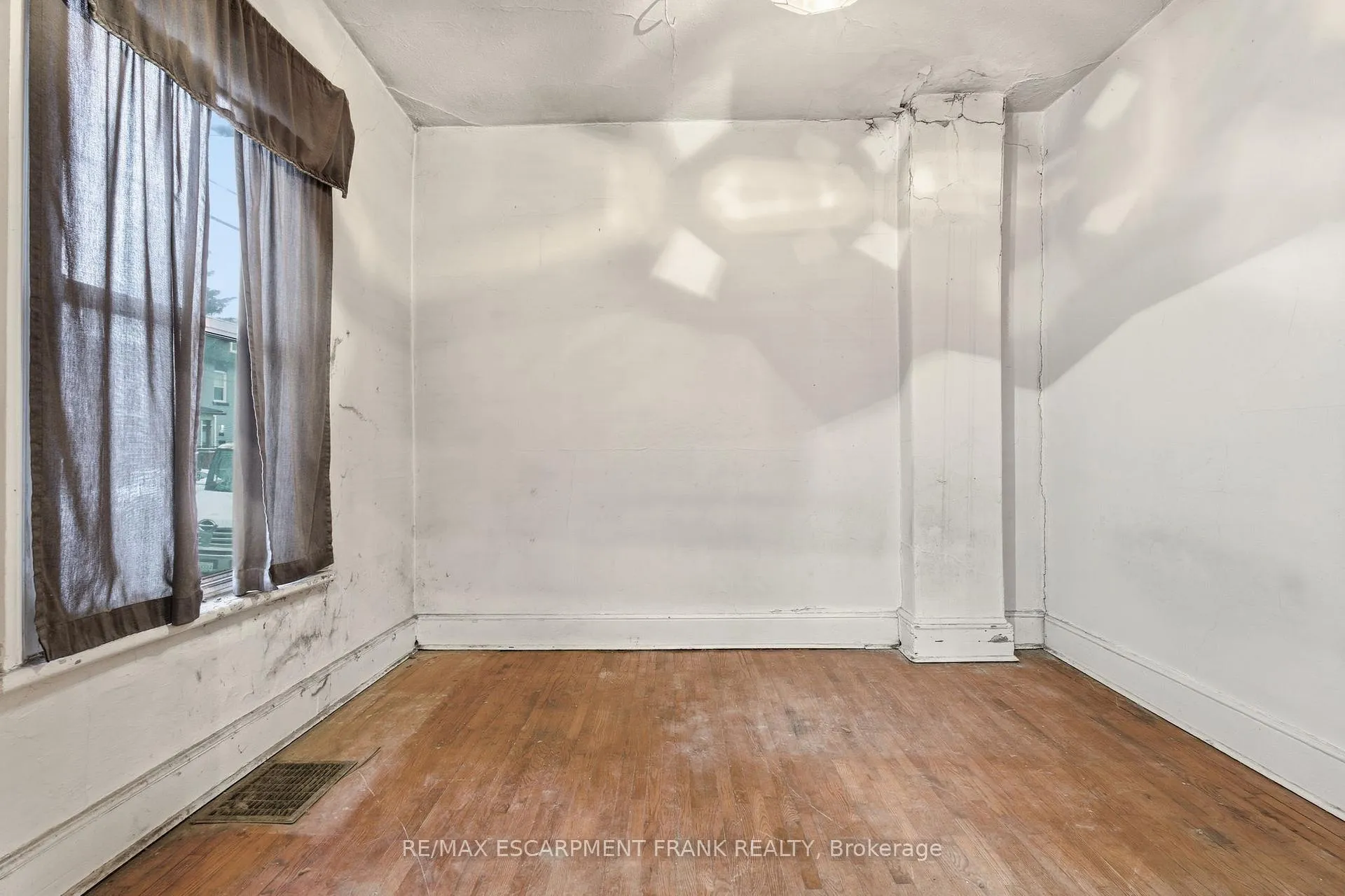 Photo 10 of 42 Burlington Street E, Hamilton, North End — HOMEH