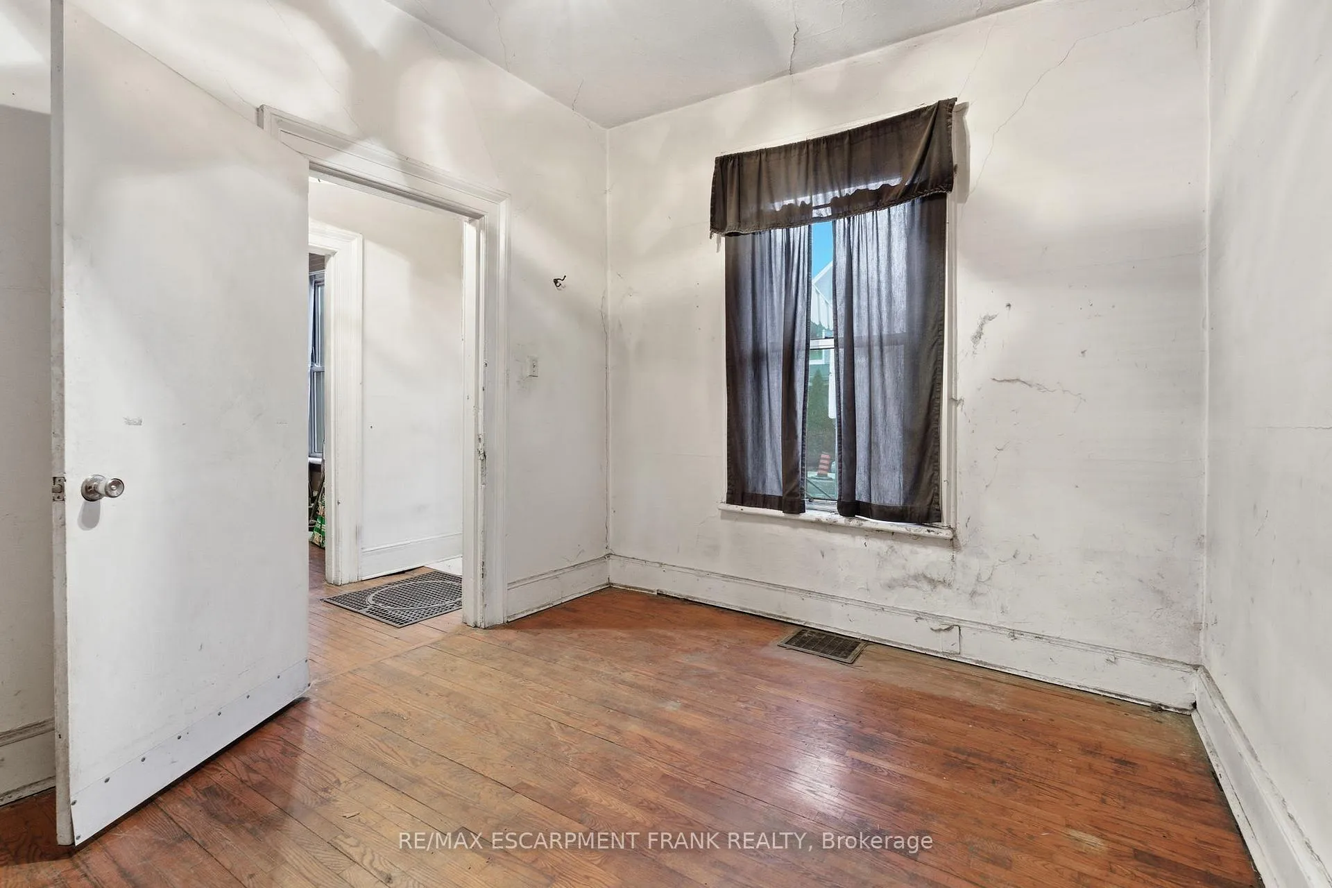 Photo 11 of 42 Burlington Street E, Hamilton, North End — HOMEH