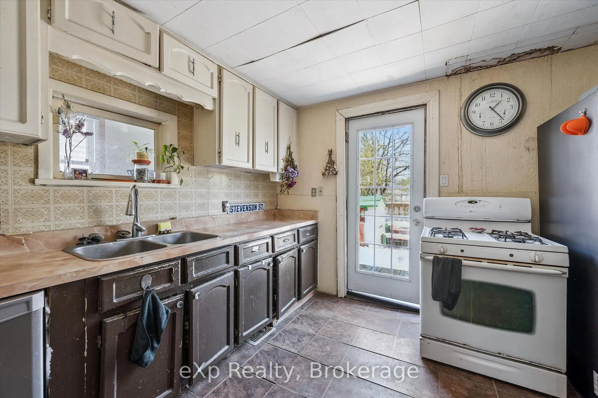 Photo 11 of 103 Stevenson Street N, Guelph, St. George's — HOMEH
