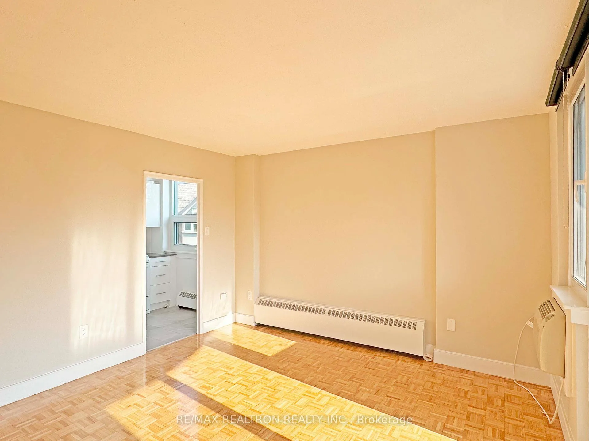 Photo 3 of Unit 904, 485 Huron Street, Toronto, The Annex — HOMEH