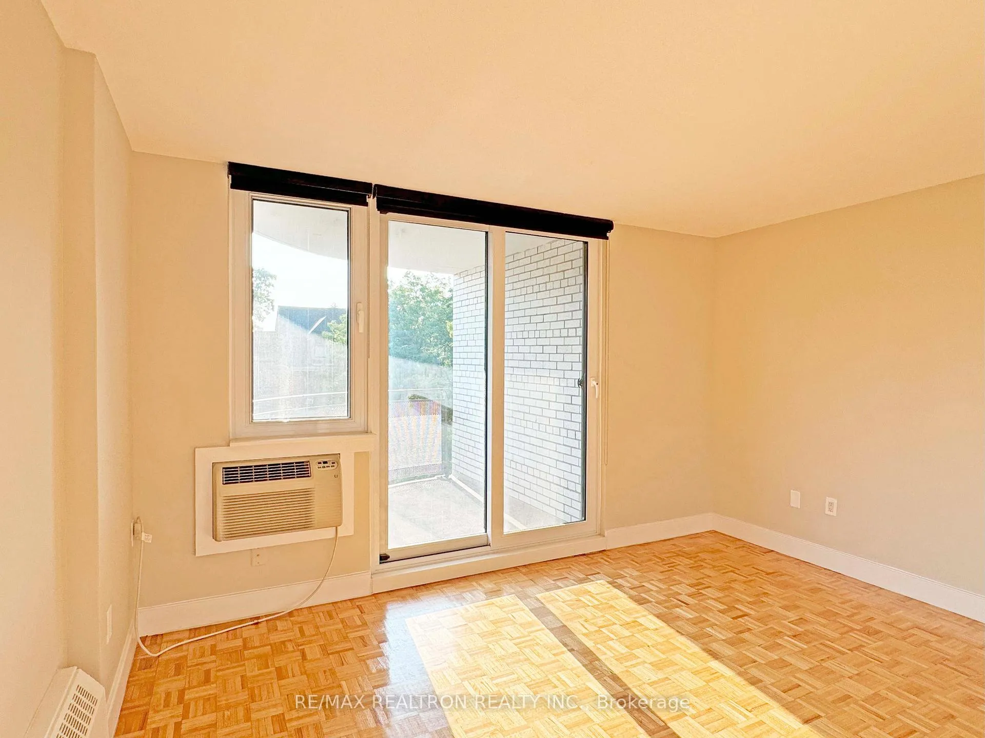 Photo 4 of Unit 904, 485 Huron Street, Toronto, The Annex — HOMEH