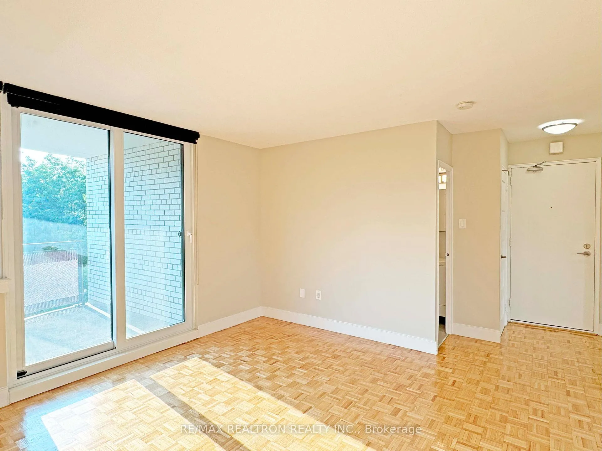 Photo 5 of Unit 904, 485 Huron Street, Toronto, The Annex — HOMEH