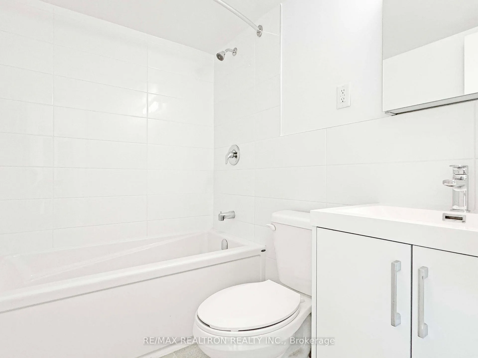 Photo 6 of Unit 904, 485 Huron Street, Toronto, The Annex — HOMEH