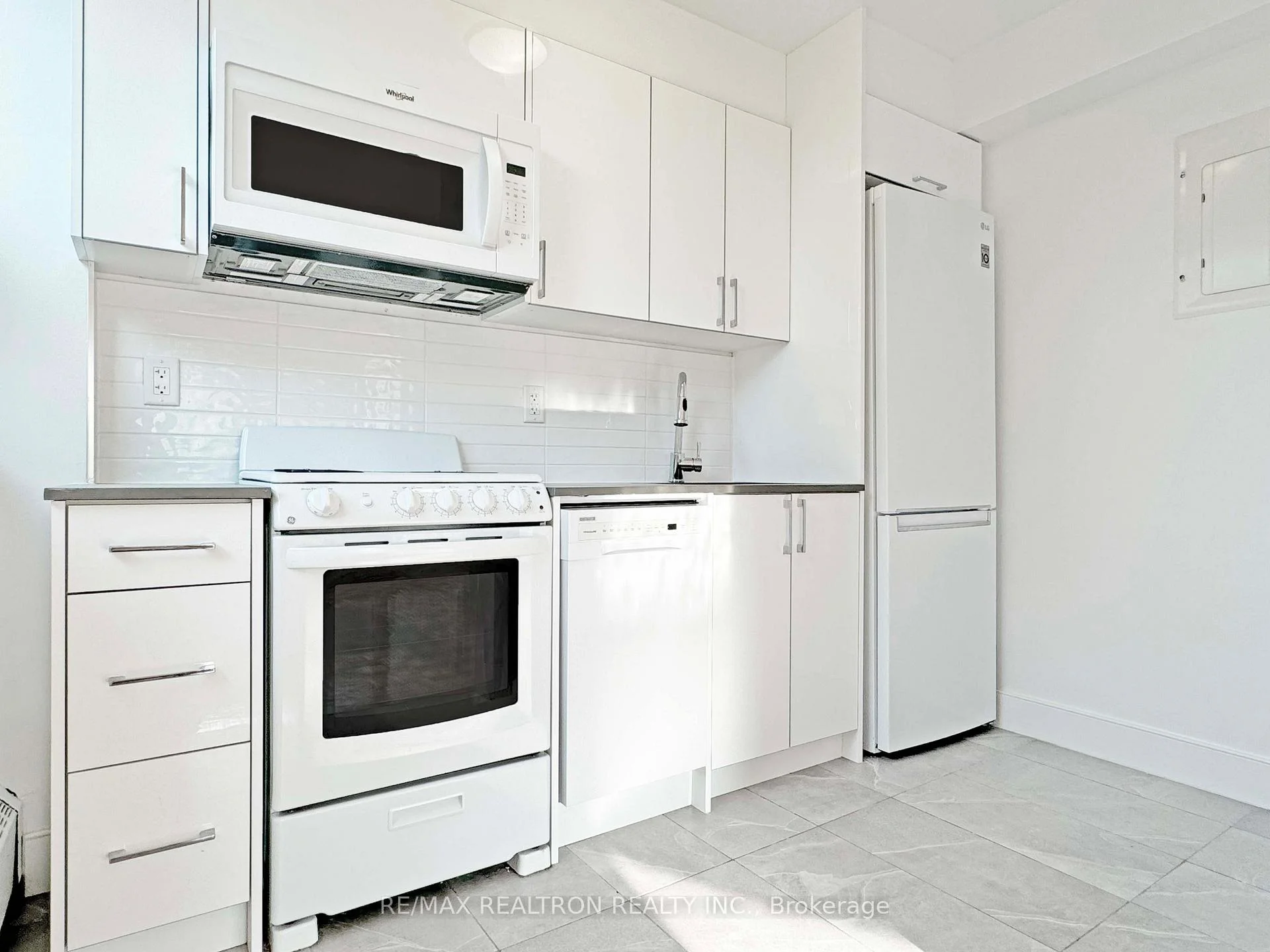 Photo 12 of Unit 904, 485 Huron Street, Toronto, The Annex — HOMEH