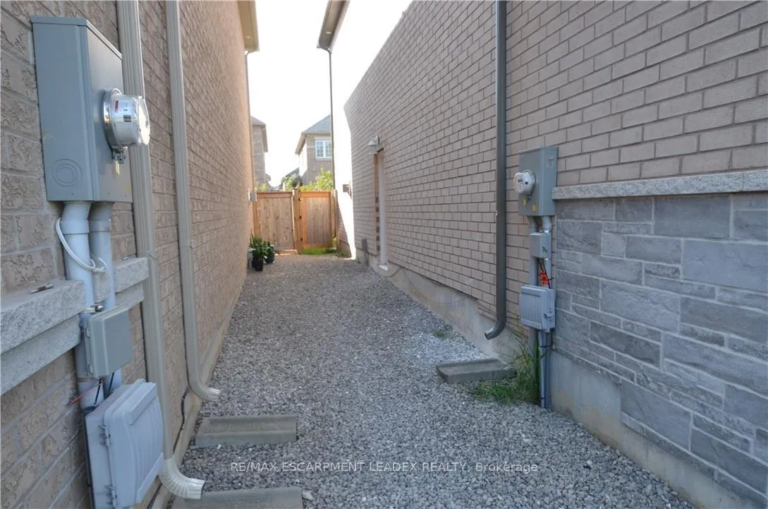 Photo 3 of Unit B, 4 Findlay Drive, Hamilton, Meadowlands — HOMEH