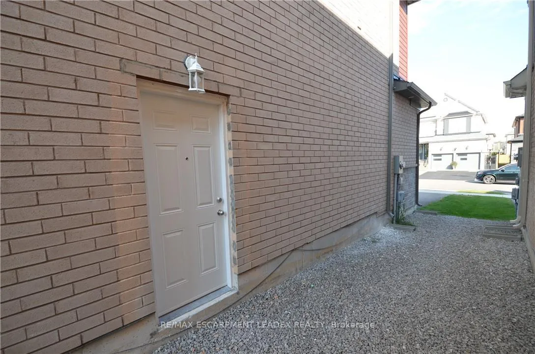 Photo 4 of Unit B, 4 Findlay Drive, Hamilton, Meadowlands — HOMEH