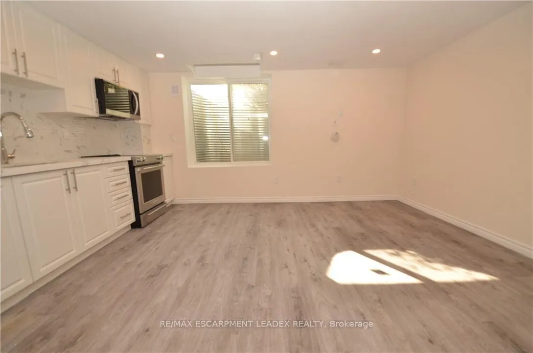 Photo 10 of Unit B, 4 Findlay Drive, Hamilton, Meadowlands — HOMEH