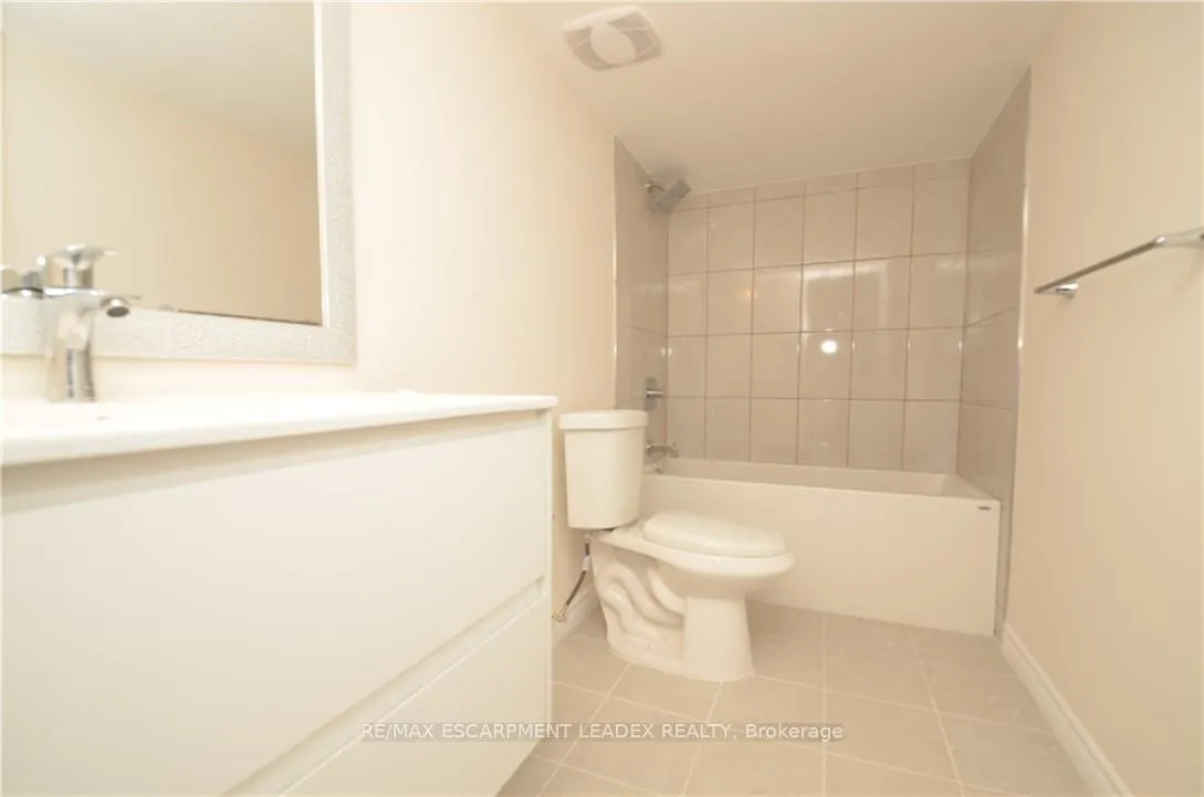 Photo 13 of Unit B, 4 Findlay Drive, Hamilton, Meadowlands — HOMEH
