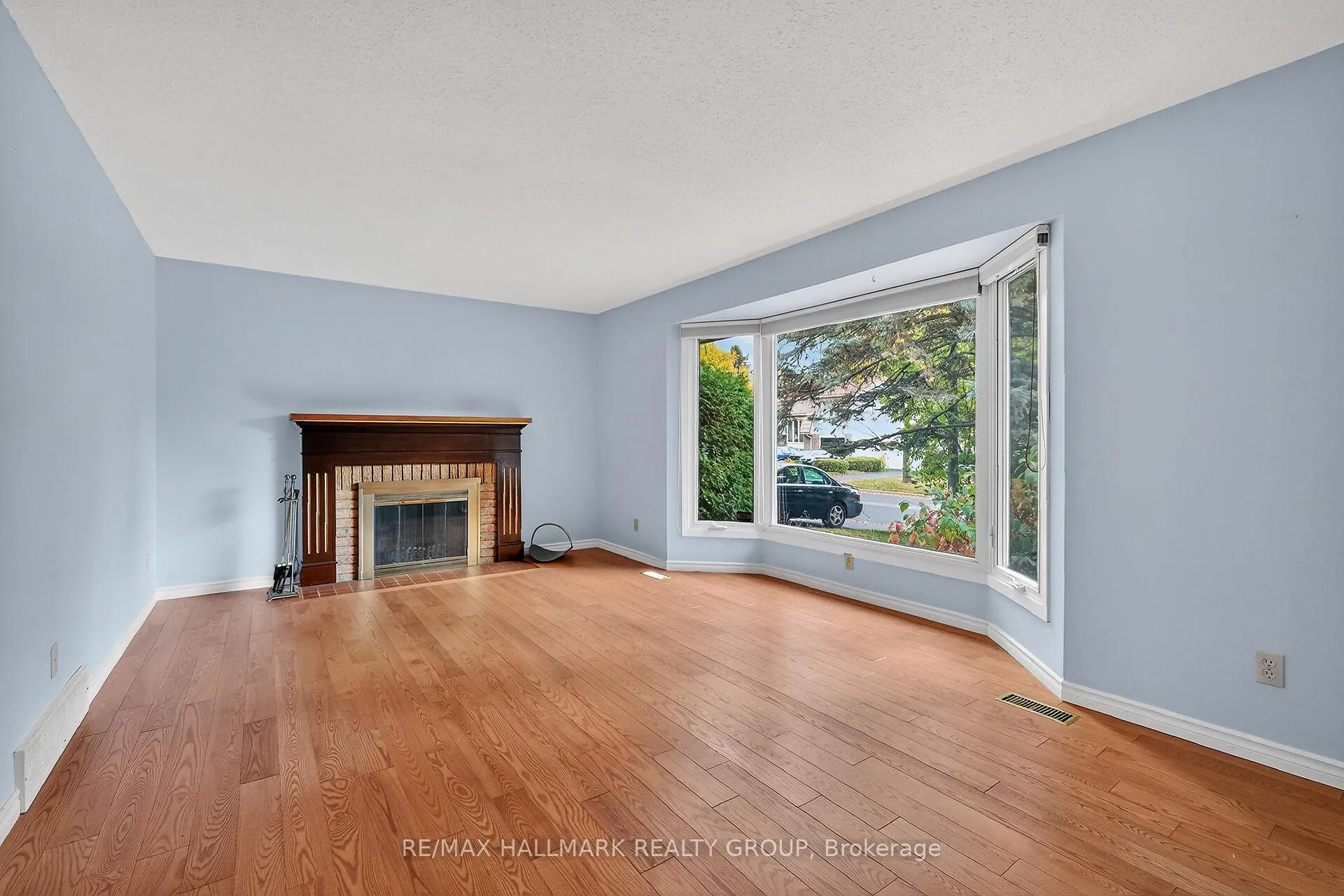 Photo 3 of 1415 Plumber Avenue, Ottawa, Carson Grove — HOMEH