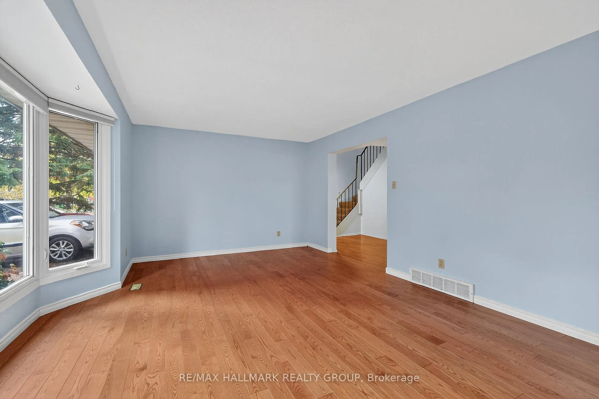 Photo 5 of 1415 Plumber Avenue, Ottawa, Carson Grove — HOMEH