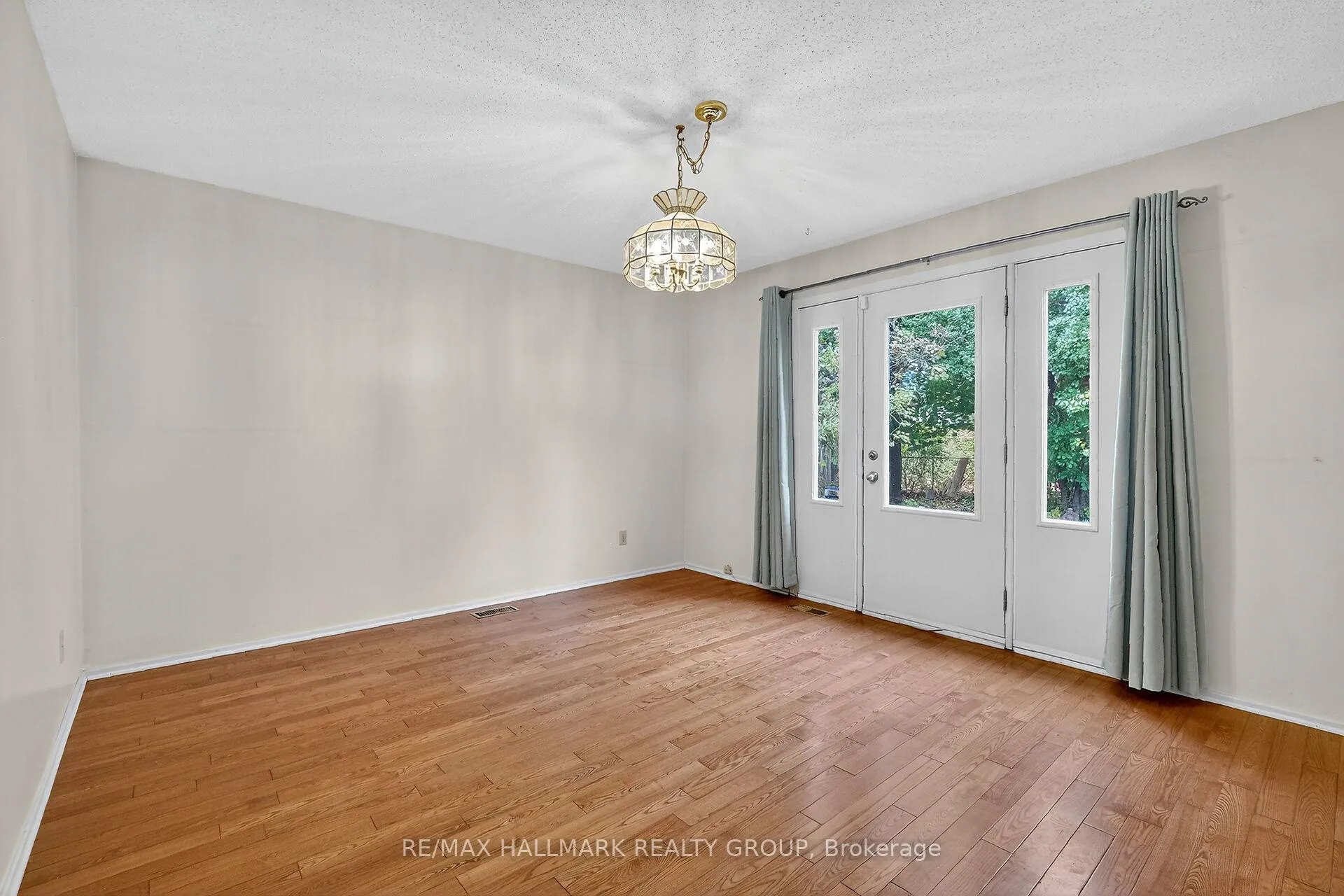 Photo 7 of 1415 Plumber Avenue, Ottawa, Carson Grove — HOMEH