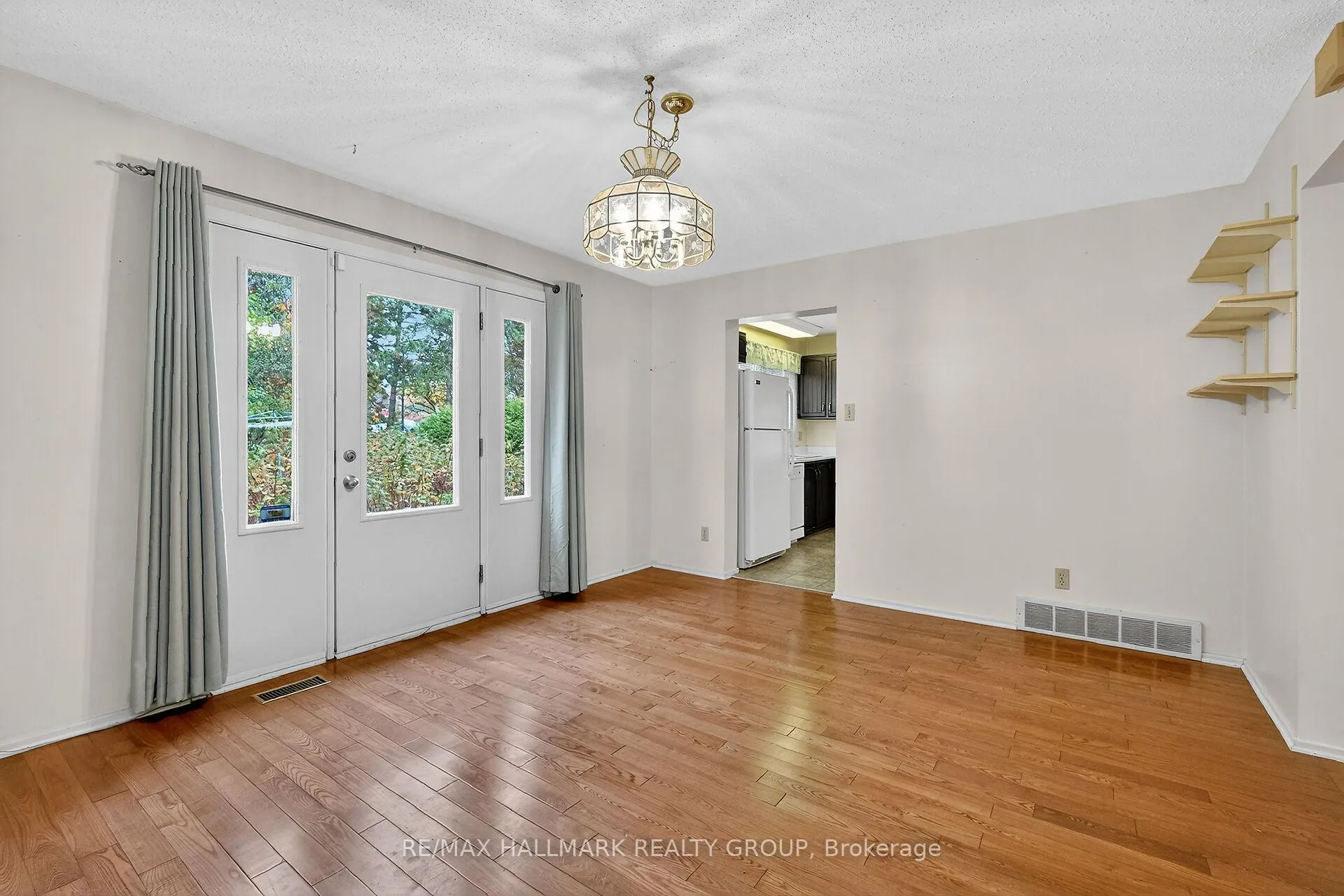 Photo 9 of 1415 Plumber Avenue, Ottawa, Carson Grove — HOMEH