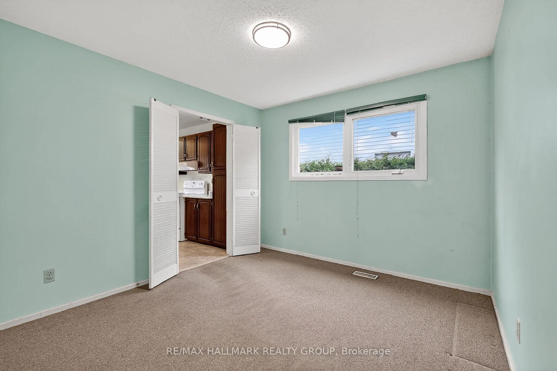 Photo 11 of 1415 Plumber Avenue, Ottawa, Carson Grove — HOMEH