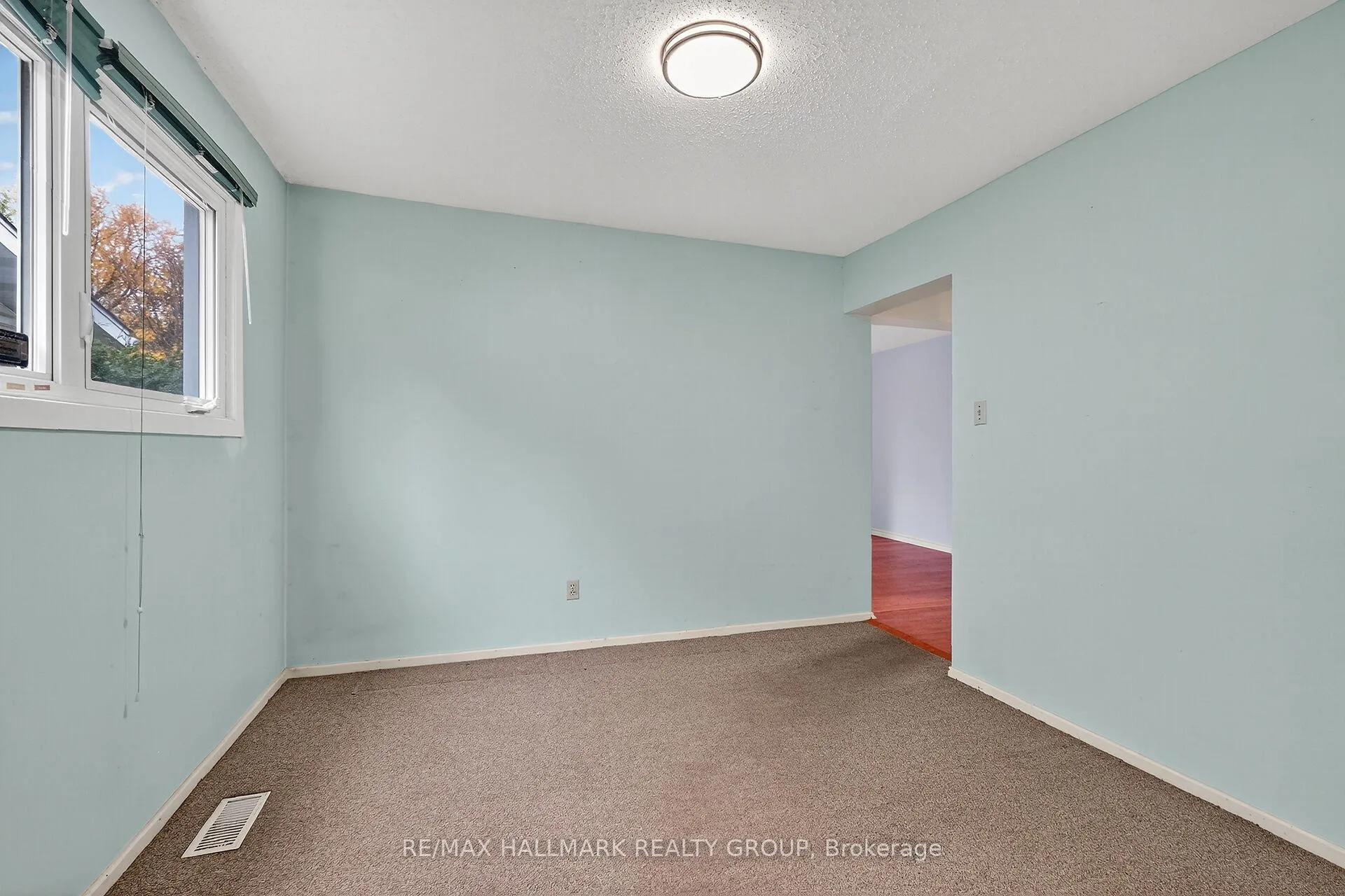 Photo 13 of 1415 Plumber Avenue, Ottawa, Carson Grove — HOMEH