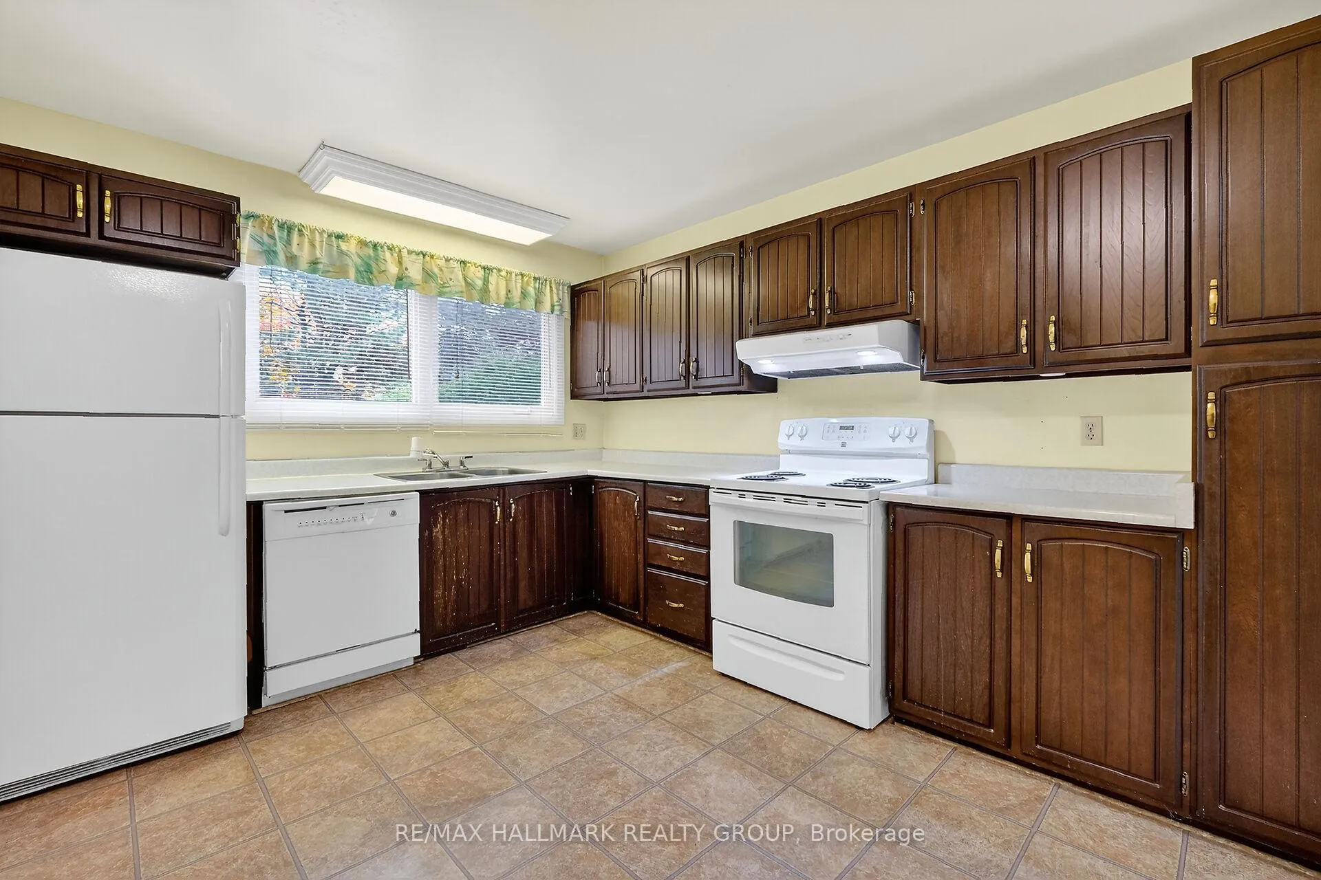 Photo 15 of 1415 Plumber Avenue, Ottawa, Carson Grove — HOMEH