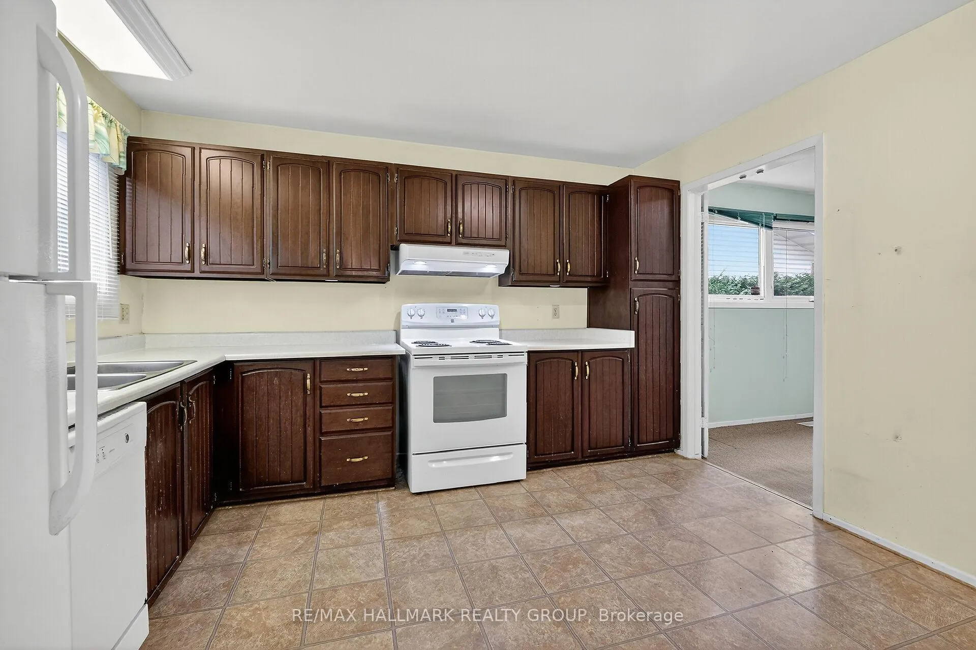 Photo 16 of 1415 Plumber Avenue, Ottawa, Carson Grove — HOMEH