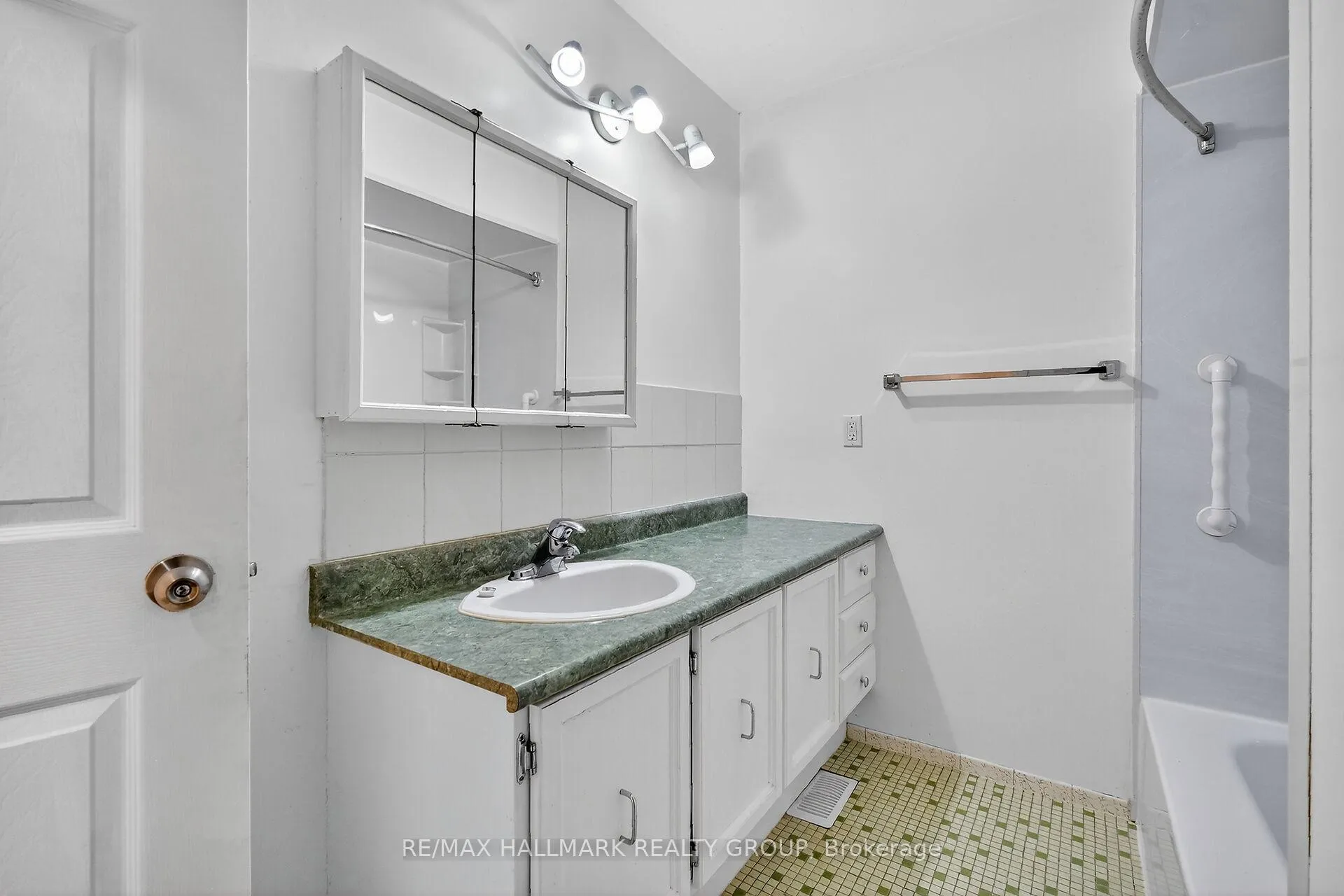 Photo 37 of 1415 Plumber Avenue, Ottawa, Carson Grove — HOMEH
