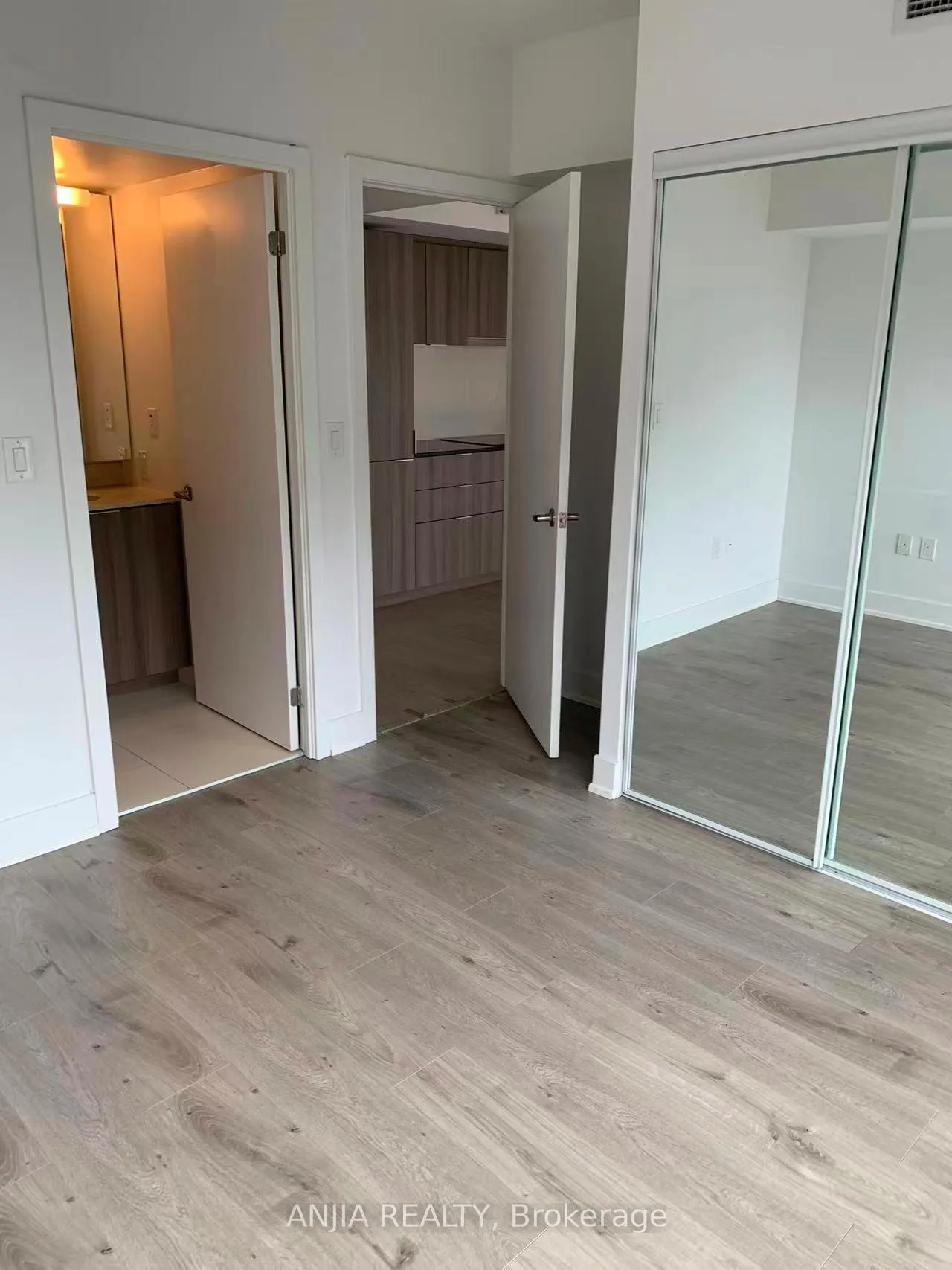 Photo 11 of Unit 2007, 955 Bay Street, Toronto, Bay Street Corridor — HOMEH