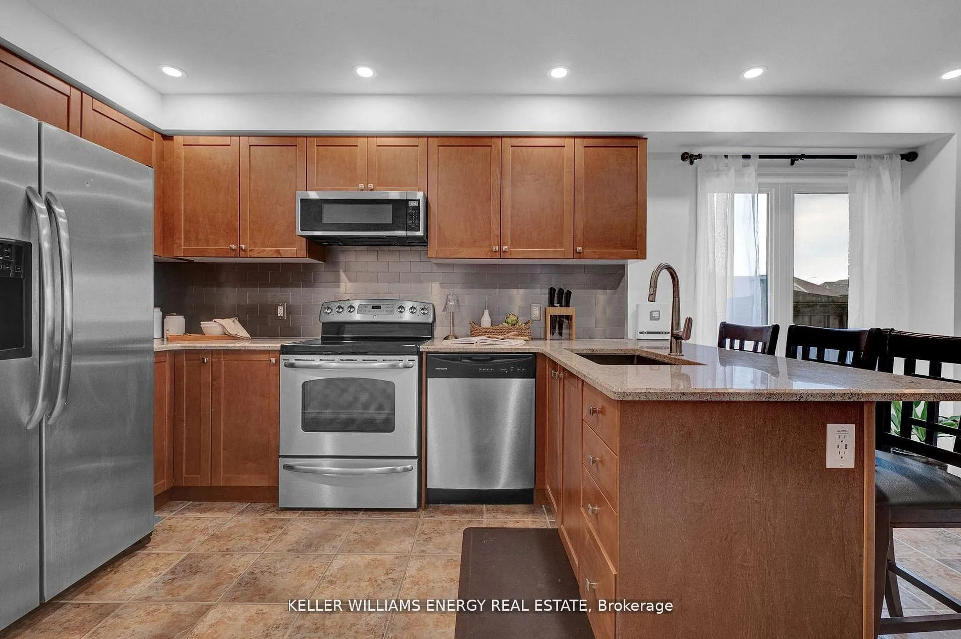 Photo 9 of 1379 Wadebridge Crescent, Oshawa, Eastdale — HOMEH