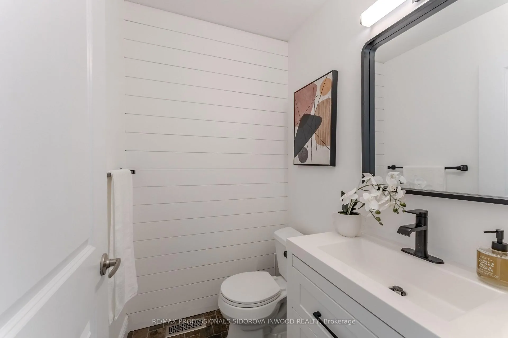 Photo 10 of 2218 Bluegrass Lane, Burlington, Orchard — HOMEH