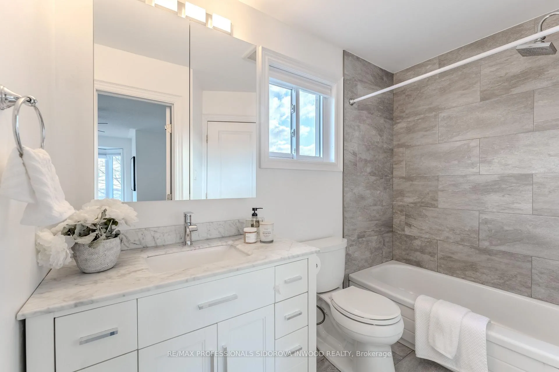 Photo 13 of 2218 Bluegrass Lane, Burlington, Orchard — HOMEH
