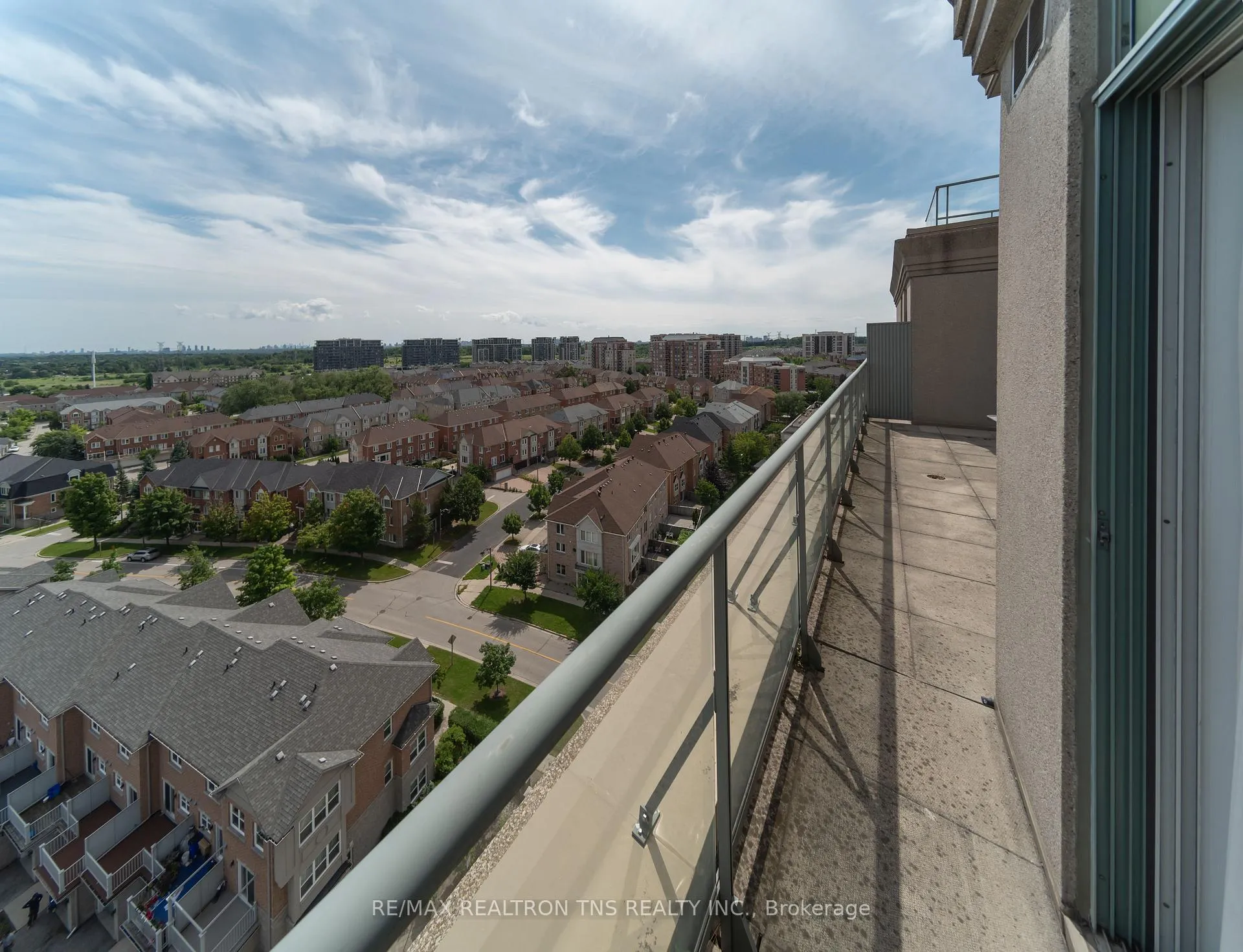 Photo 3 of Unit Ph1, 135 Pond Drive, Markham, Commerce Valley — HOMEH