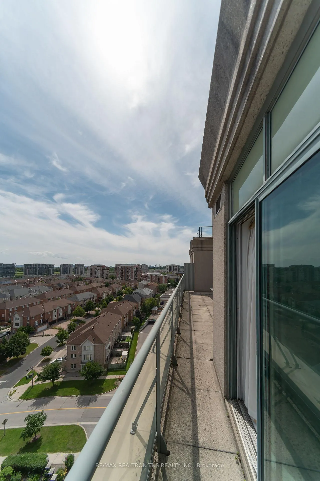 Photo 4 of Unit Ph1, 135 Pond Drive, Markham, Commerce Valley — HOMEH