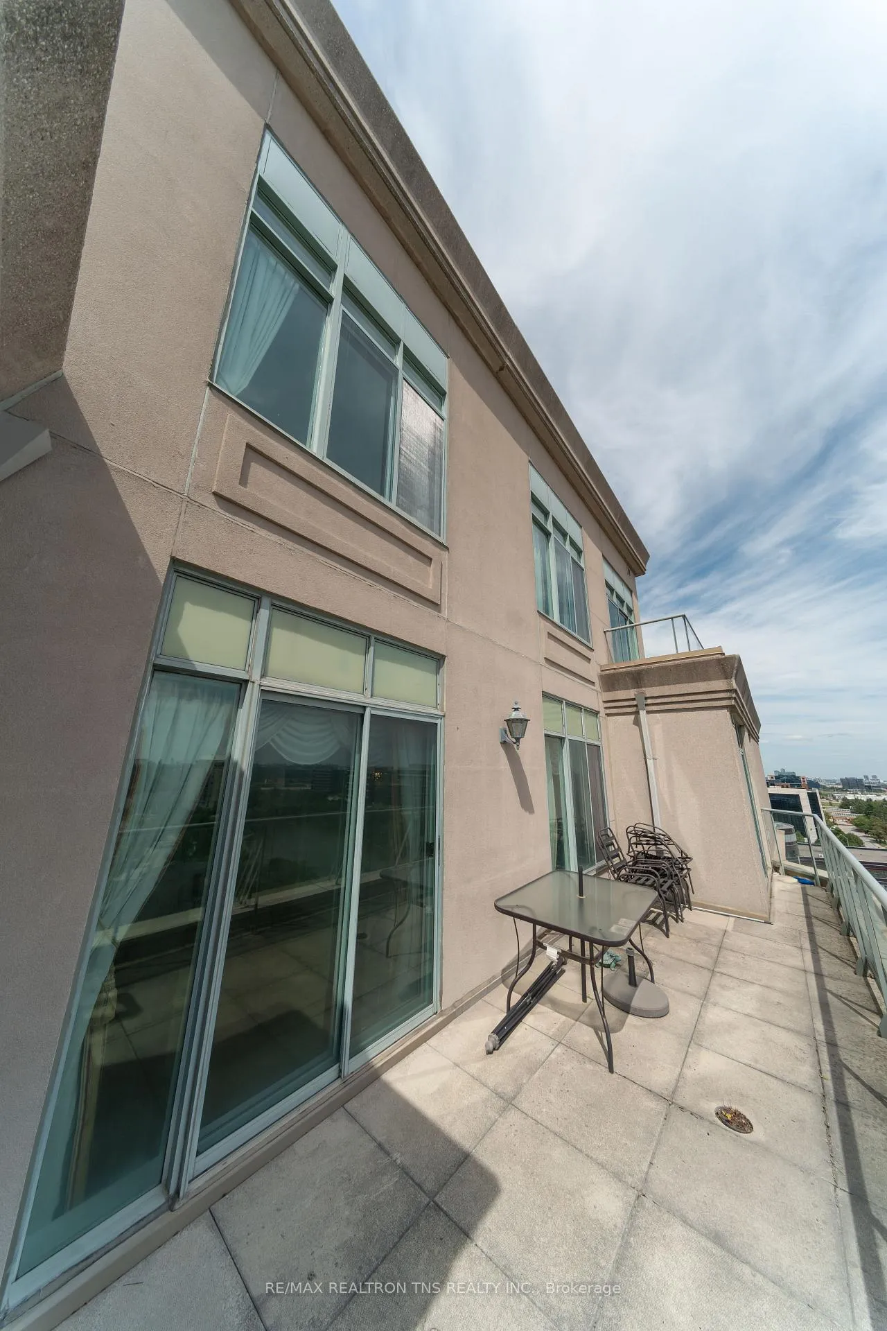 Photo 5 of Unit Ph1, 135 Pond Drive, Markham, Commerce Valley — HOMEH