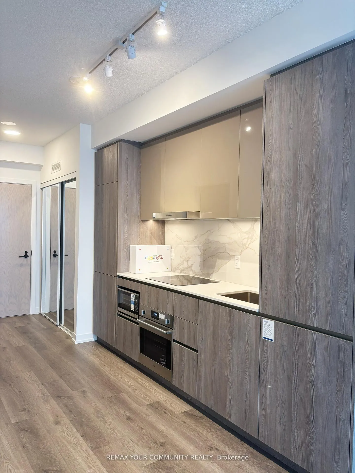 Photo 4 of Unit 4211, 8 Interchange Way, Vaughan, Vaughan Corporate Centre — HOMEH