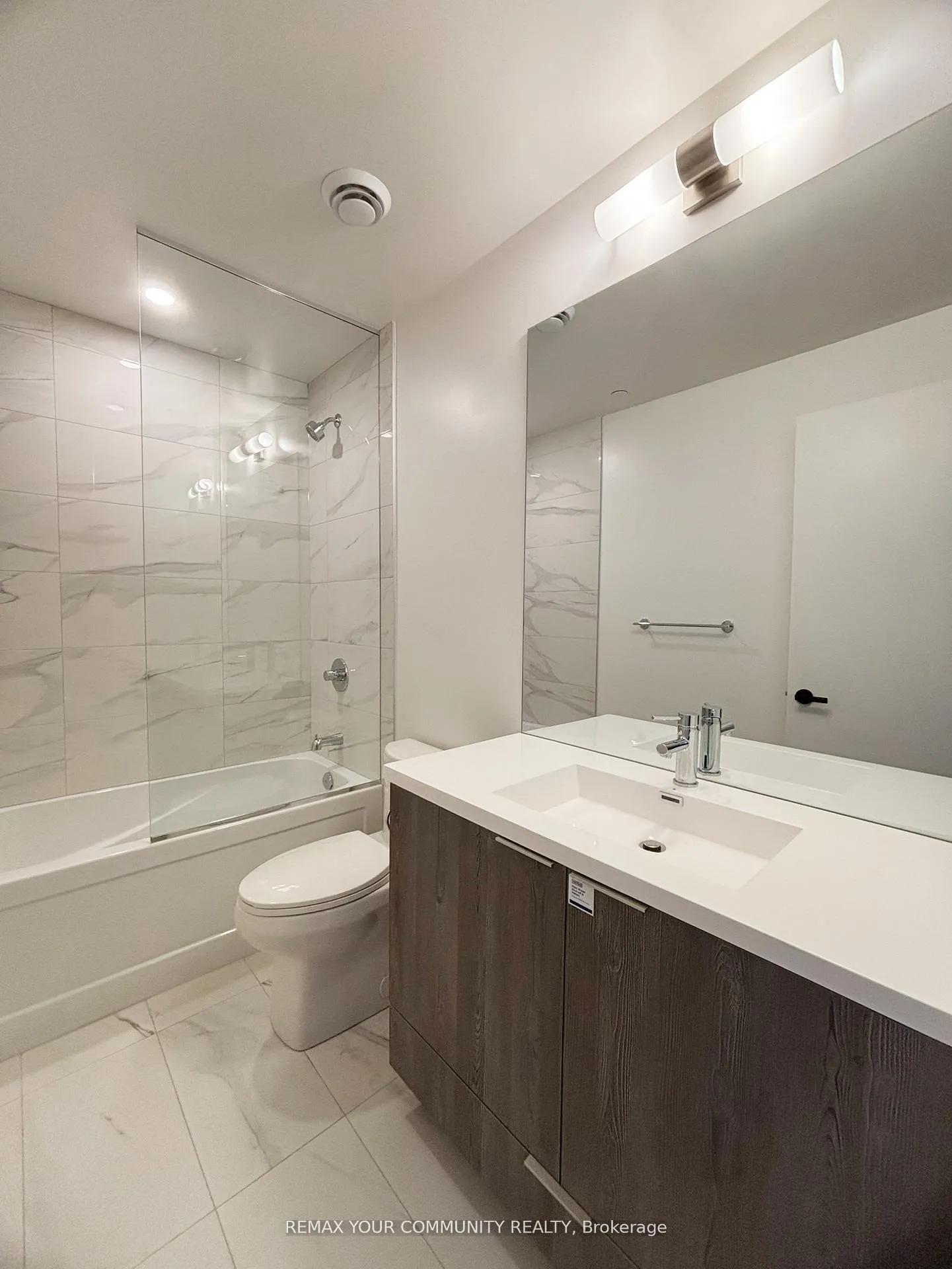 Photo 13 of Unit 4211, 8 Interchange Way, Vaughan, Vaughan Corporate Centre — HOMEH