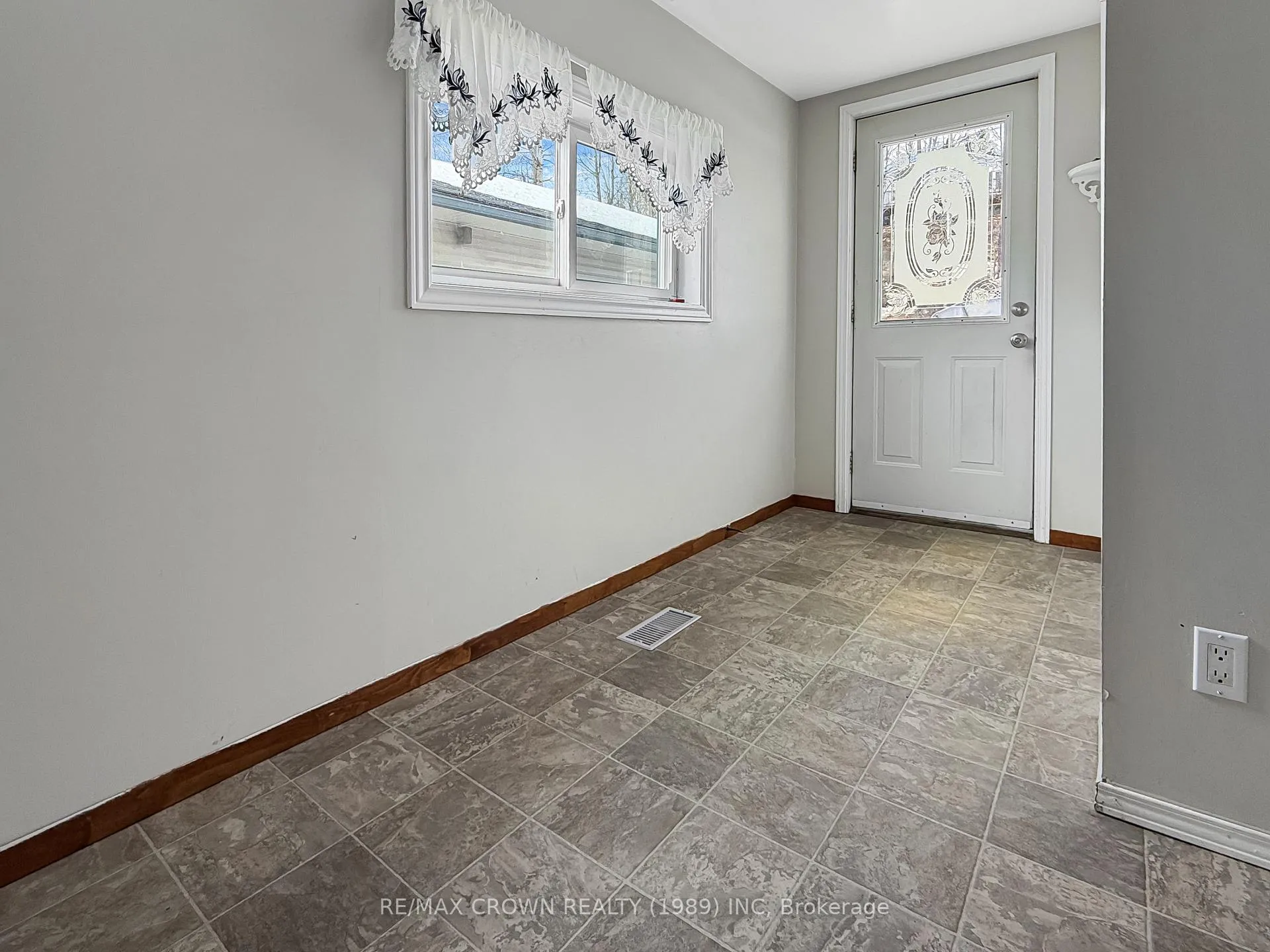 Photo 6 of 91 Third Avenue, Hornepayne, West — HOMEH