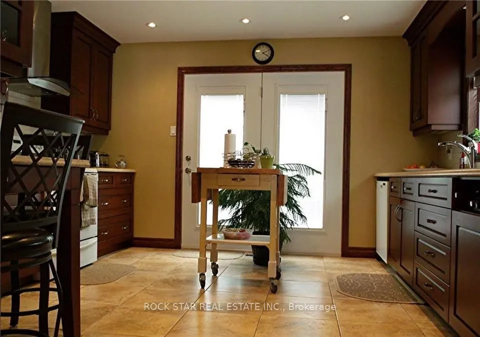 Photo 6 of 5905 Hillcrest Crescent, Niagara Falls, Church's Lane — HOMEH