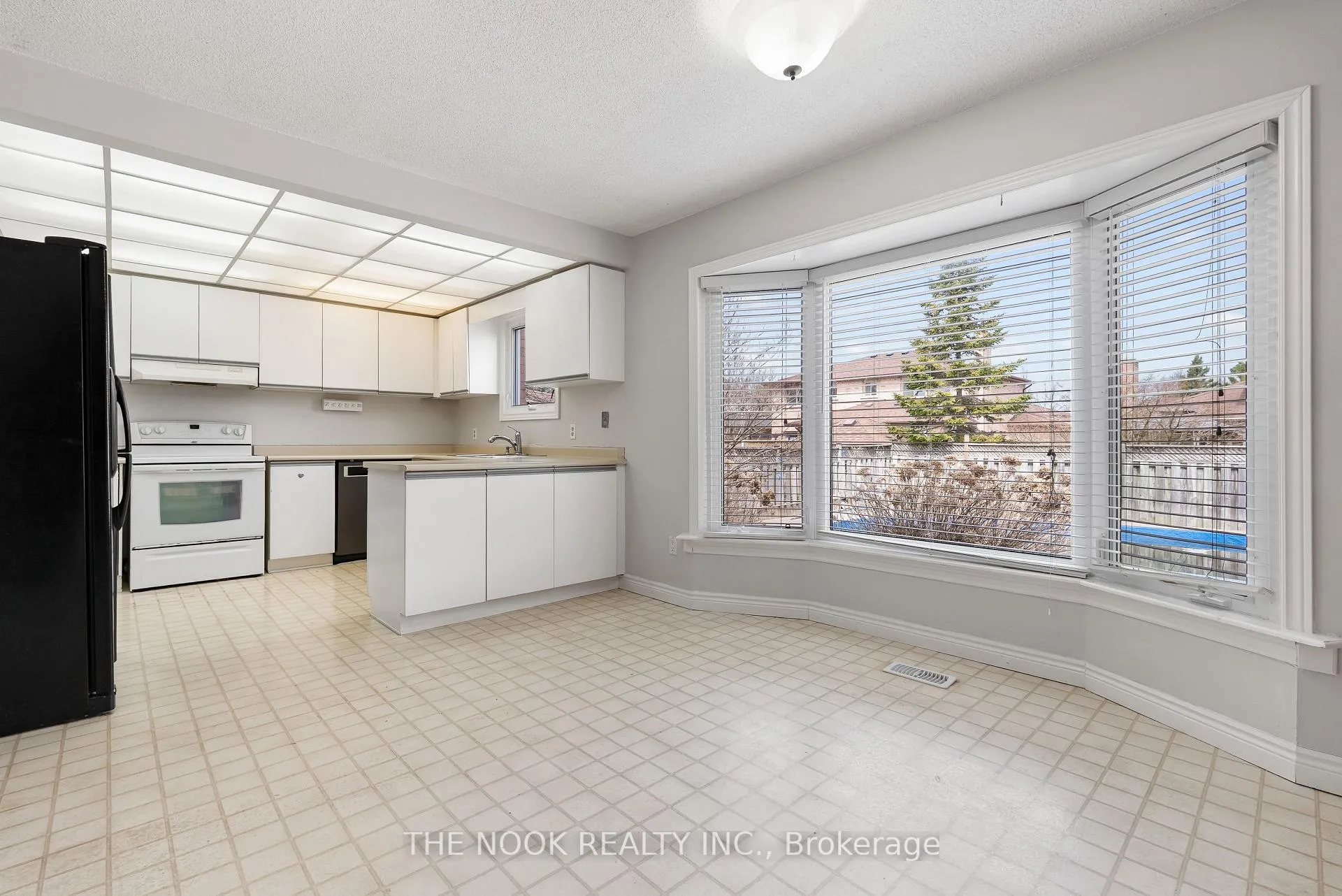 Photo 11 of 98 Devondale Street, Clarington, Courtice — HOMEH