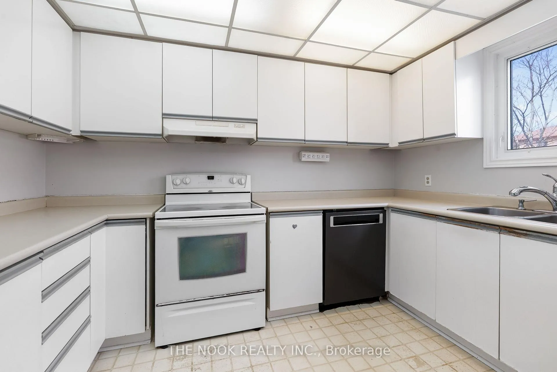 Photo 14 of 98 Devondale Street, Clarington, Courtice — HOMEH