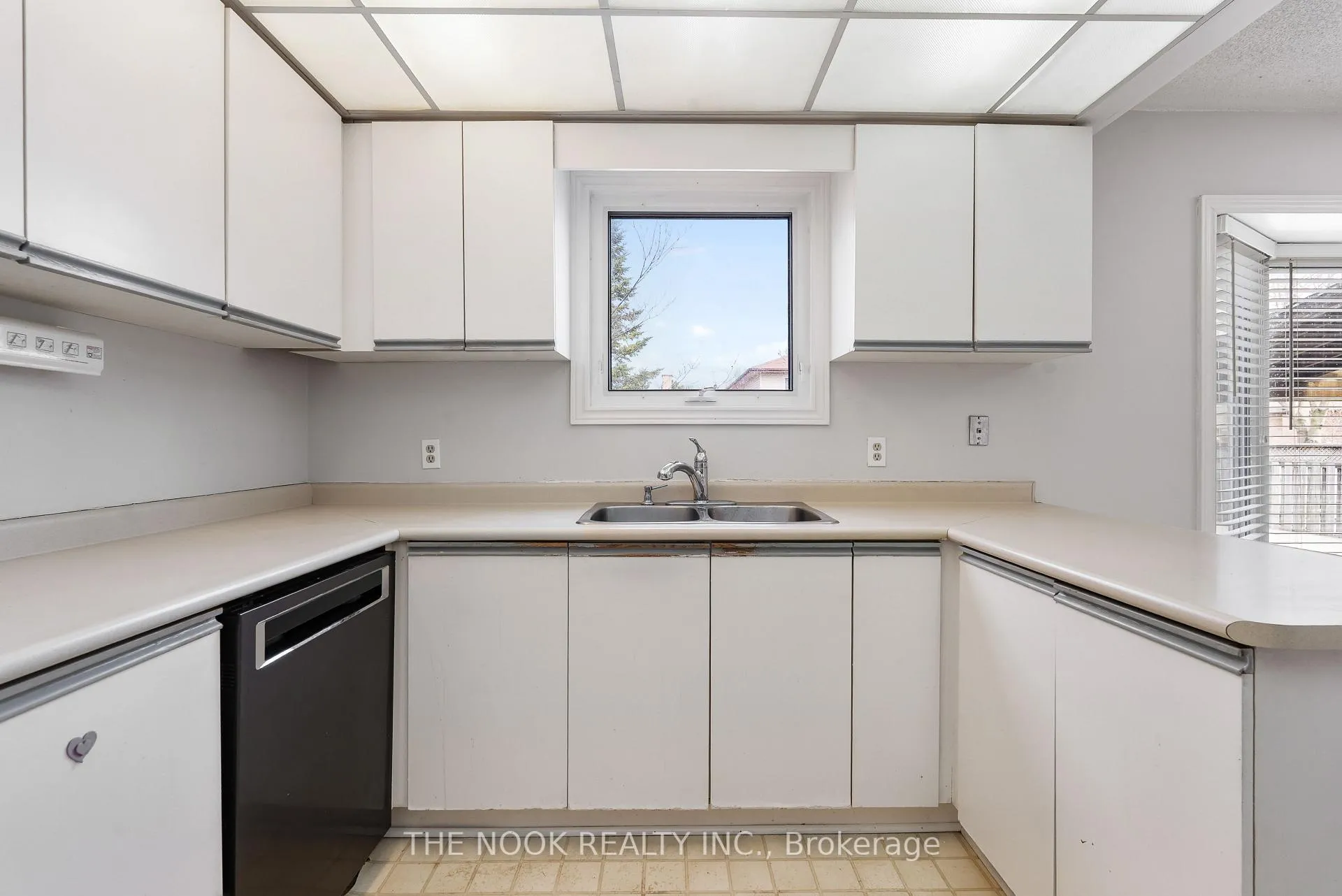 Photo 15 of 98 Devondale Street, Clarington, Courtice — HOMEH
