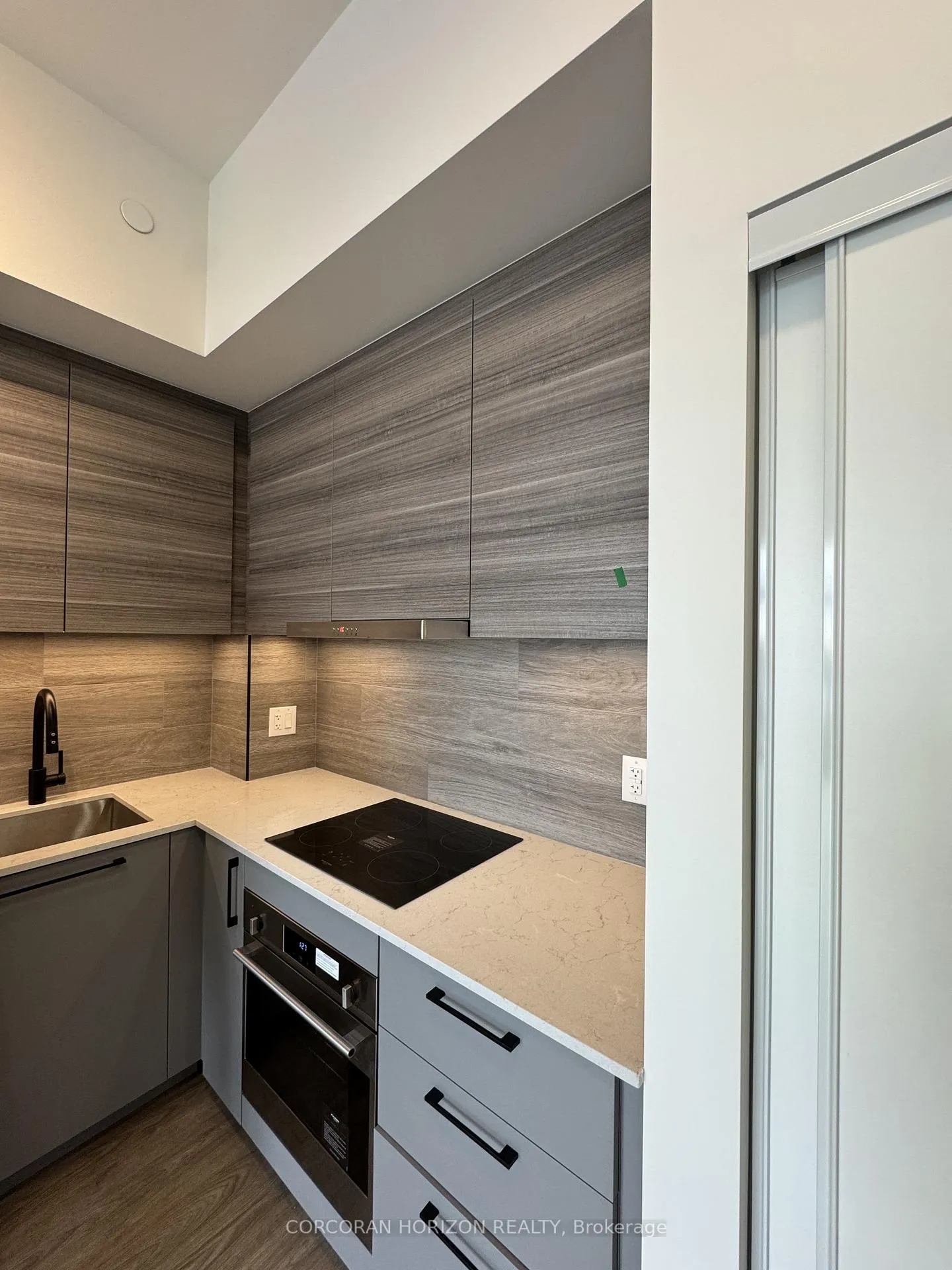 Photo 4 of Unit 810, 1050 Eastern Avenue, Toronto, Greenwood-Coxwell — HOMEH